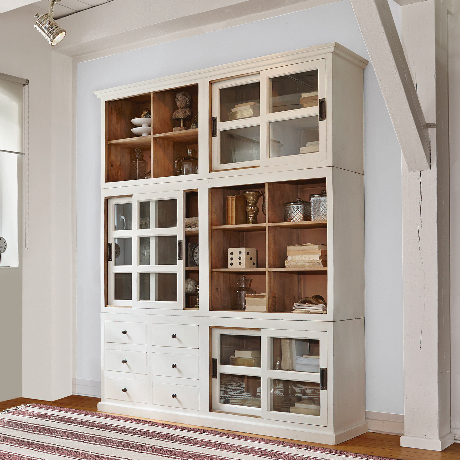 Schrank Dubberly Weisse Holzvitrine mit Glastüren und Regalen für Bücher und Dekorationen