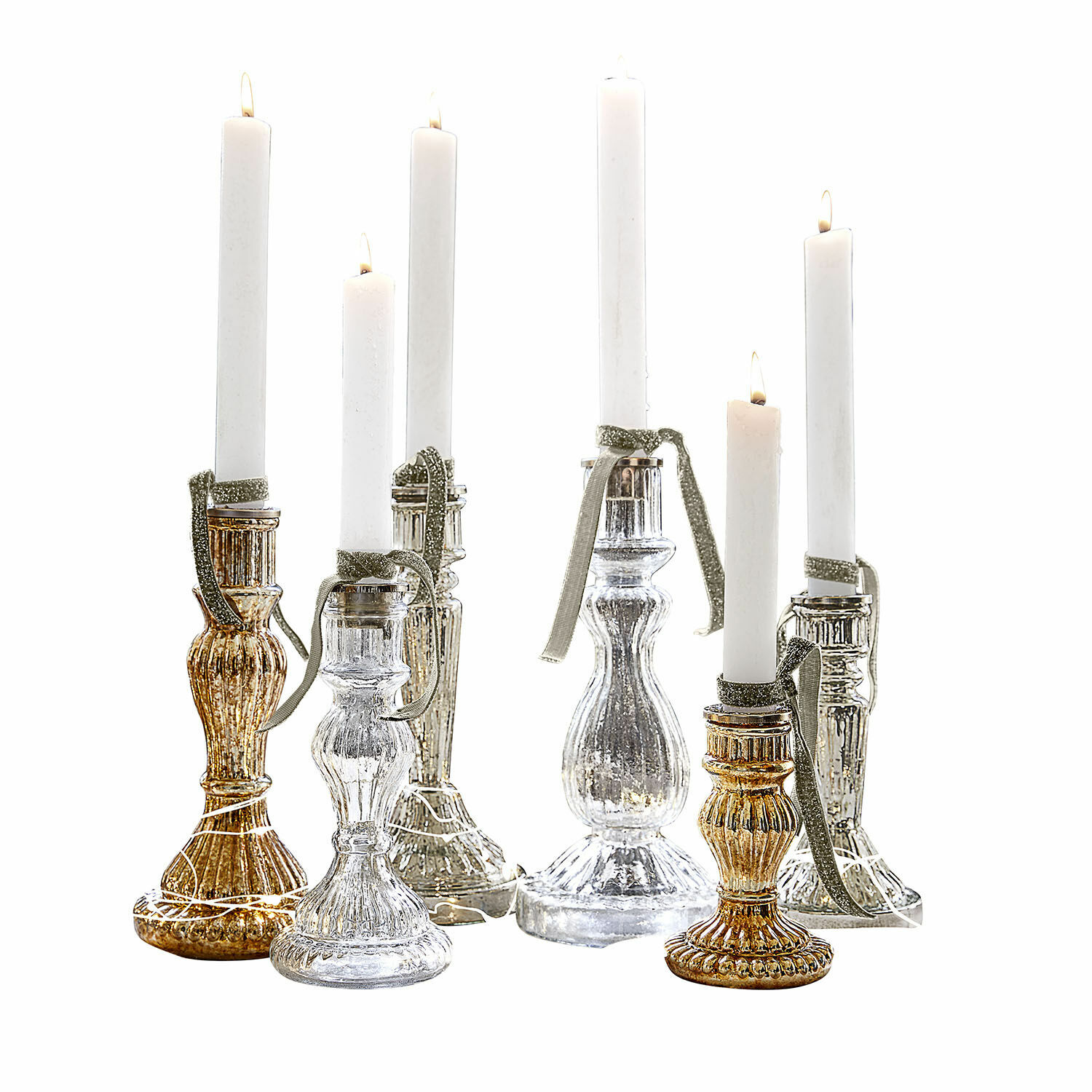 Kerzenständer 6er Set Quirène Sechsteiliges Set aus gold- und silberfarbenen Glas-Kerzenhaltern mit weissen Kerzen und dekorativen Bändern
