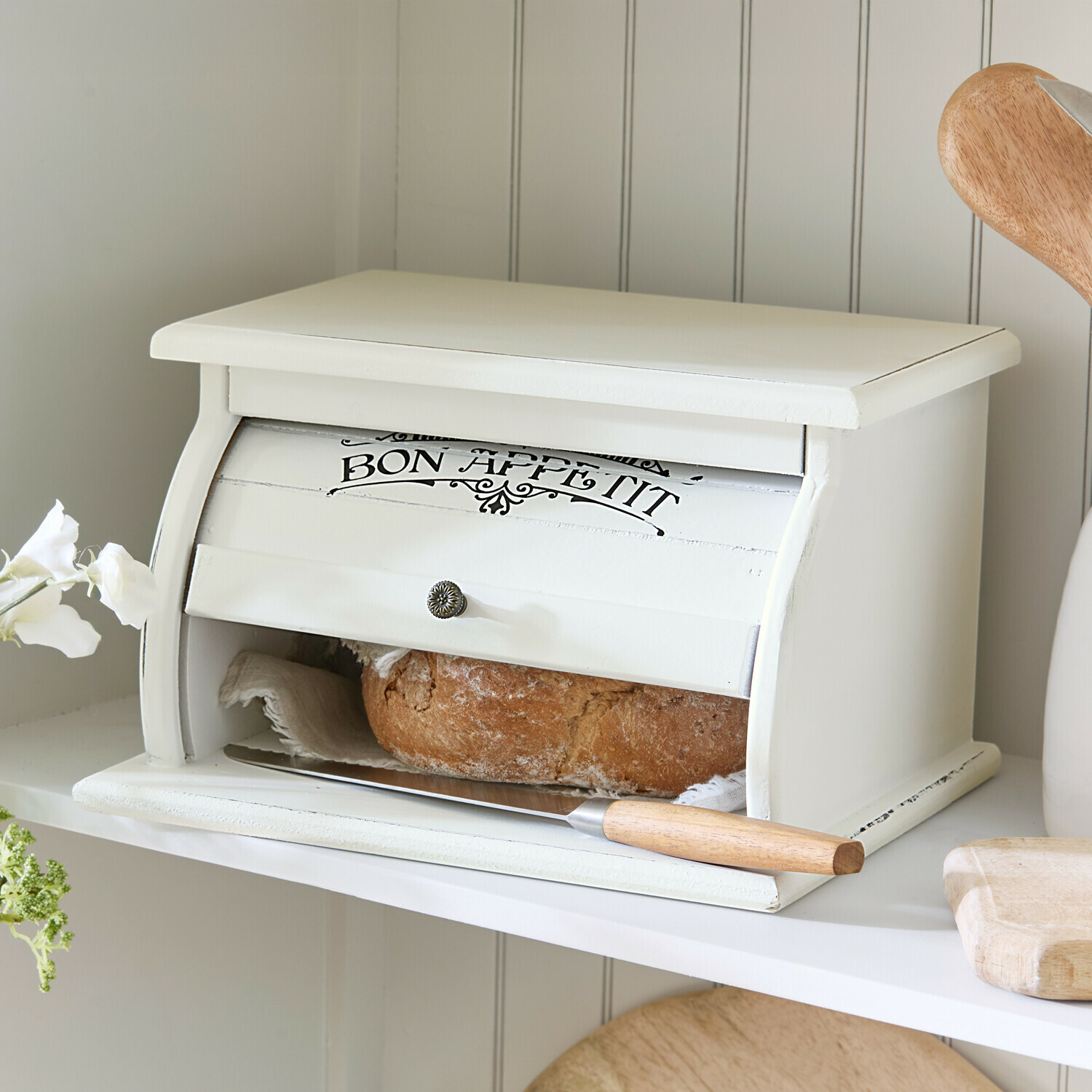 Brotbox Bon Appetit Weißer Brotkasten aus Holz mit Aufschrift Bon Appétit und Brotmesser auf Küchenregal