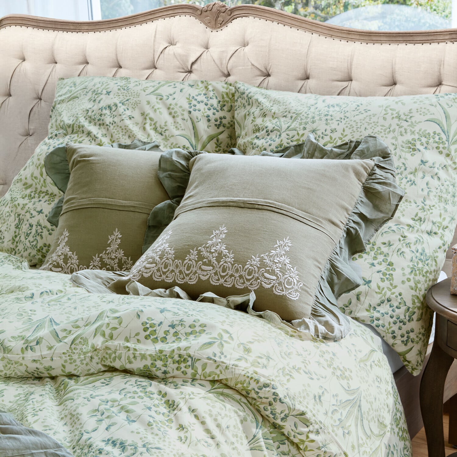 Kissenhülle 2er Set Therese Bettwäsche-Set mit grünen Pflanzenmotiven und bestickten Leinenkissen für Schlafzimmer
