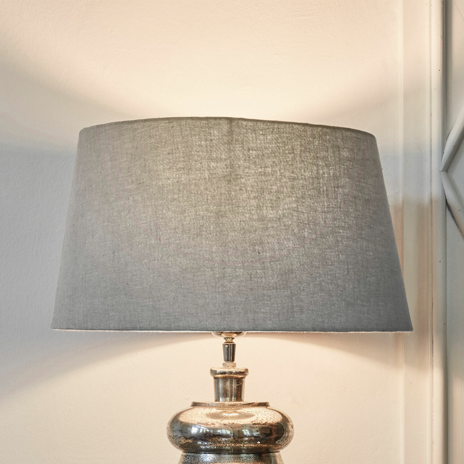 Lampenschirm Boffas Tischlampe mit Metallfuss und grauem Leinenlampenschirm für stilvolle Wohnraumbeleuchtung