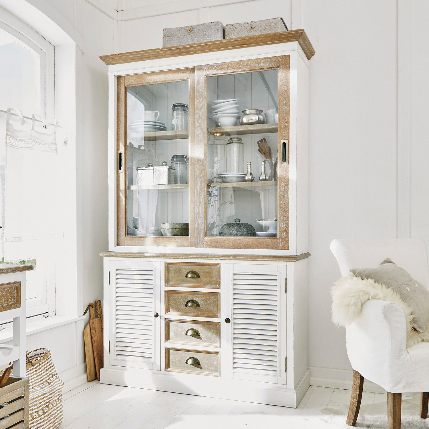 Schrank Moosehide Weisse Holzvitrine mit Glasschiebetüren und Schubladen im rustikalen Stil