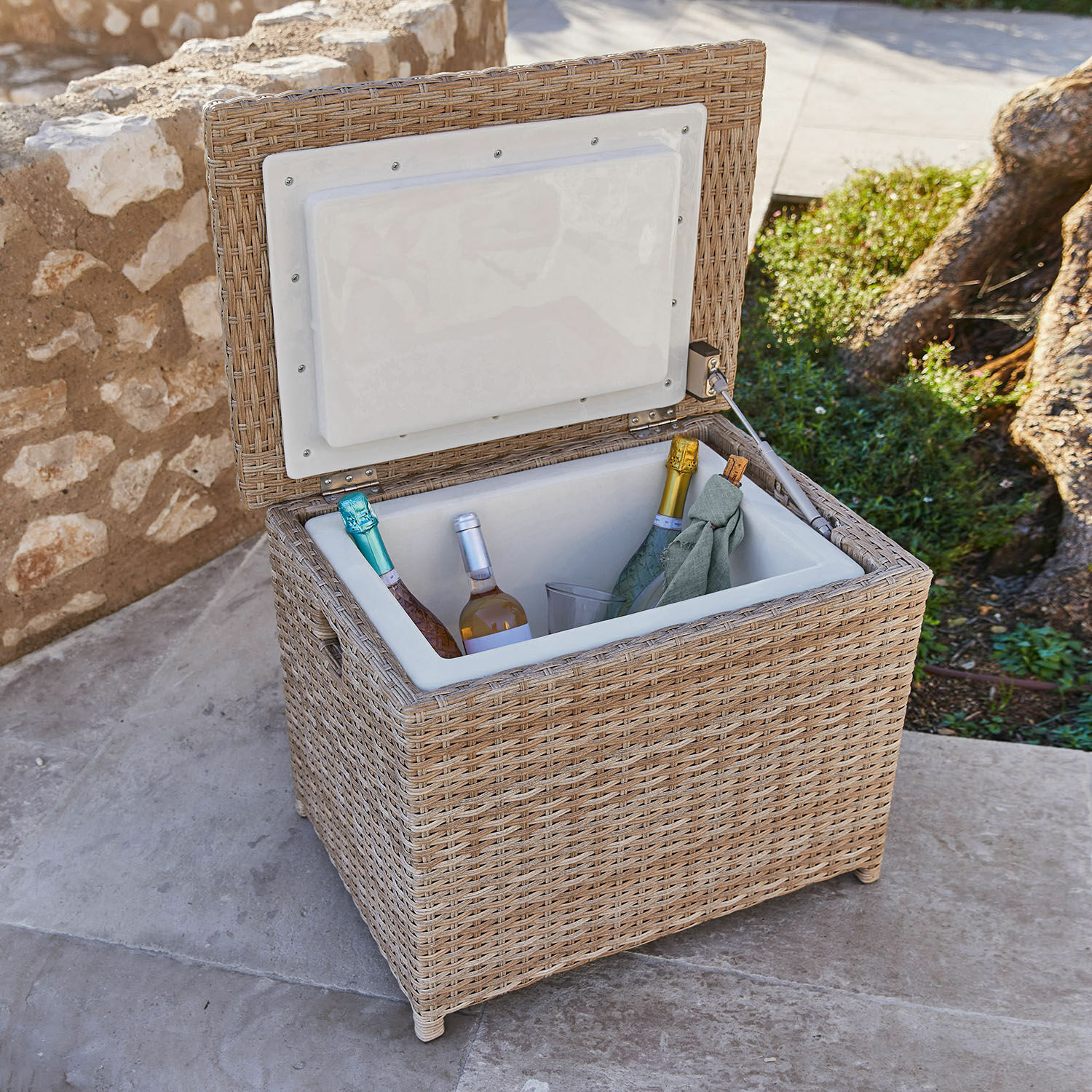 Kühlbox Karamea Offener Korb aus natürlichem Rattan mit Weinflaschen und Glas im Freien