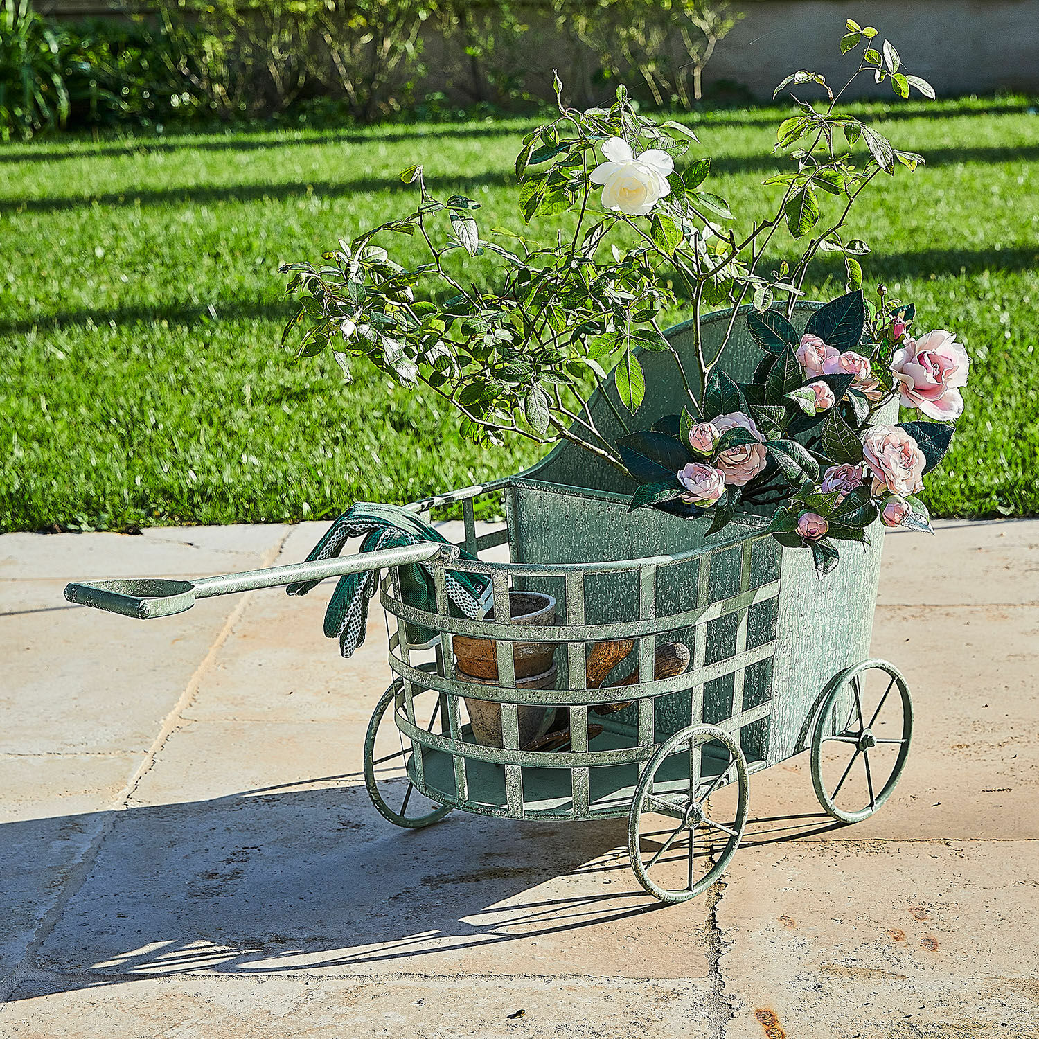 Pflanzkasten Pavignac Grüner Metall-Gartenwagen mit Rosen und Blumentöpfen auf der Terrasse, Gartengeräte