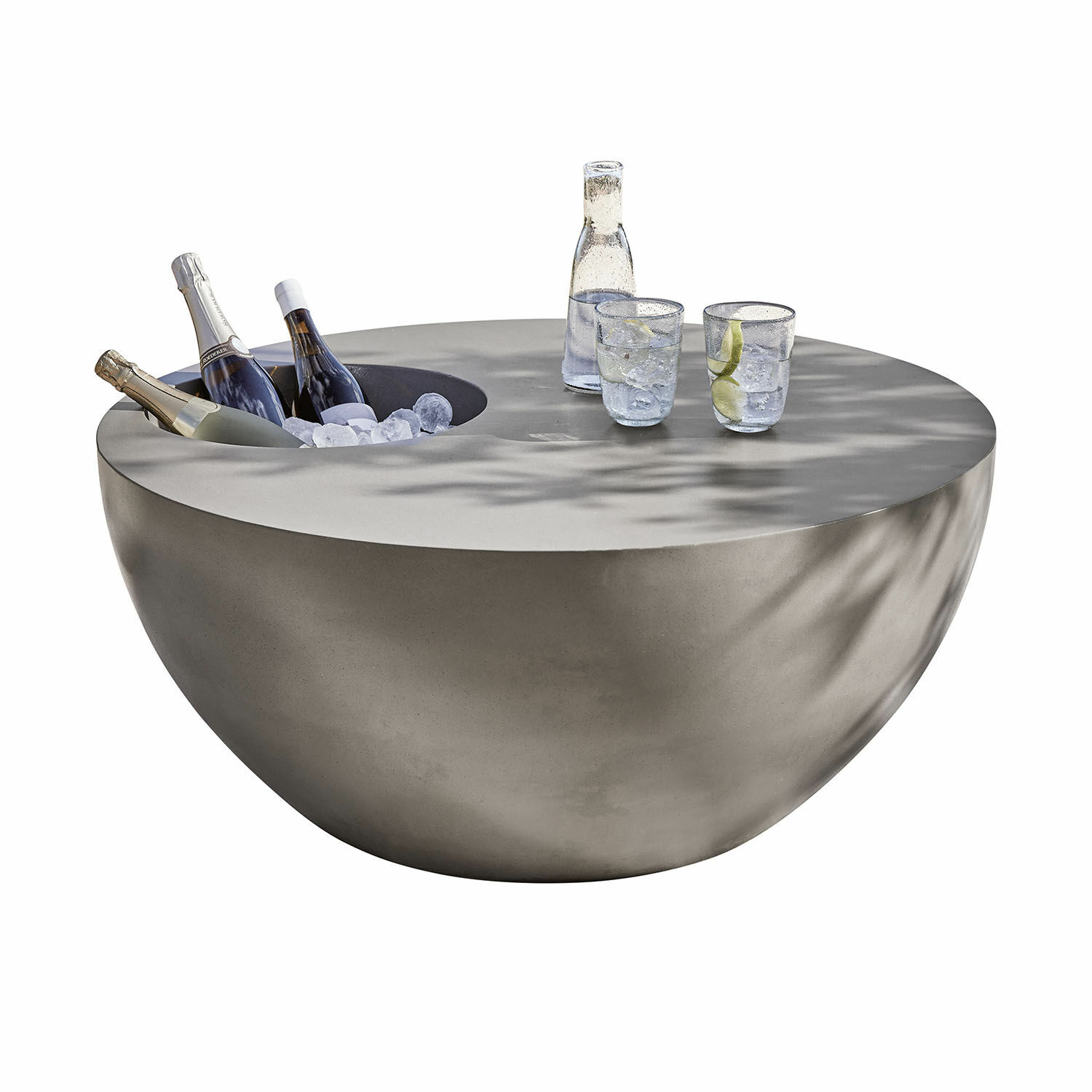 Couchtisch Plévin Runder Betontisch mit integriertem Flaschenkühler und Gläsern mit Getränken darauf