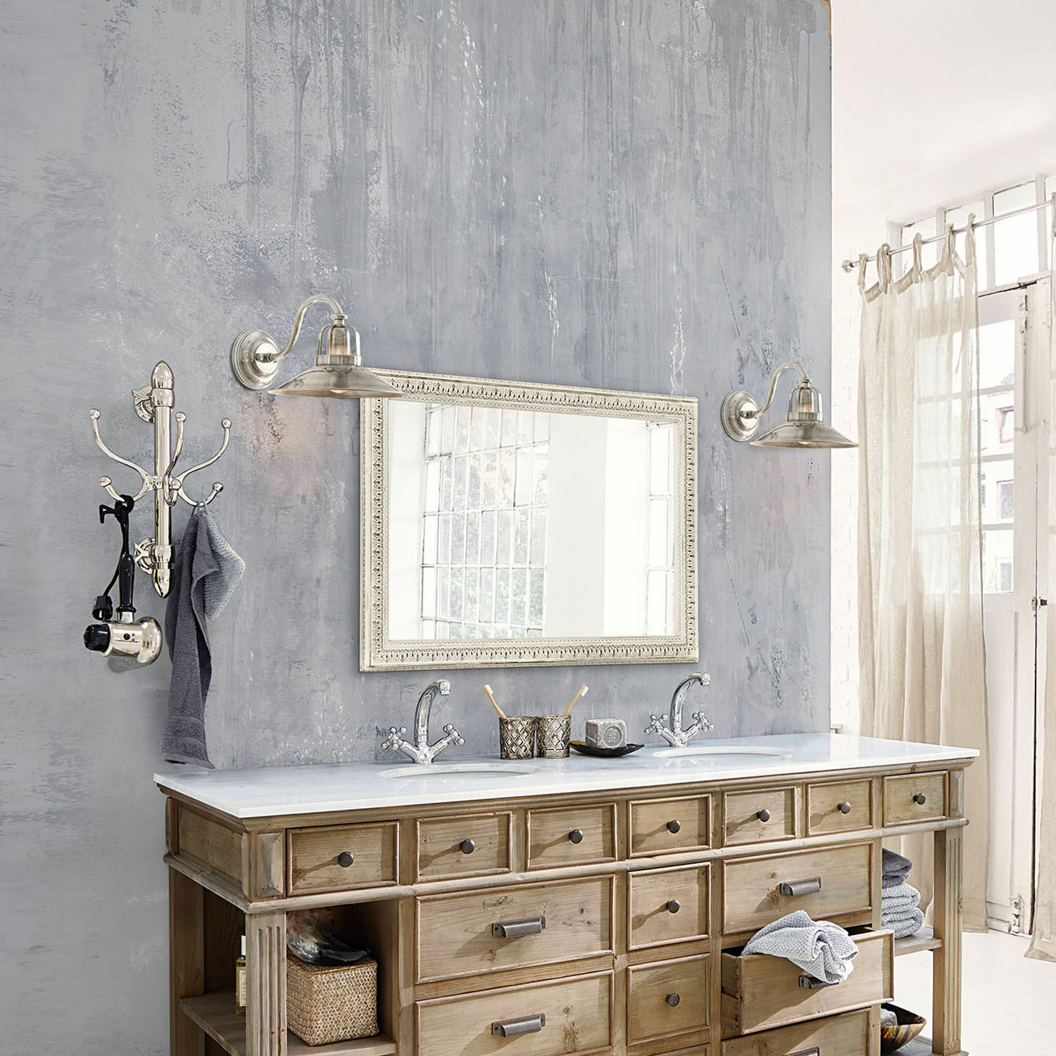 Holz-Badezimmerschrank mit weisser Marmorplatte und Doppelwaschbecken im Vintage-Stil