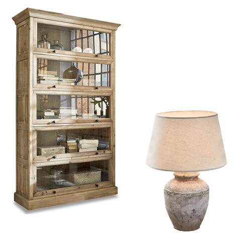 Holzvitrine mit Glastüren und Tischlampe mit beigem Lampenschirm im rustikalen Stil