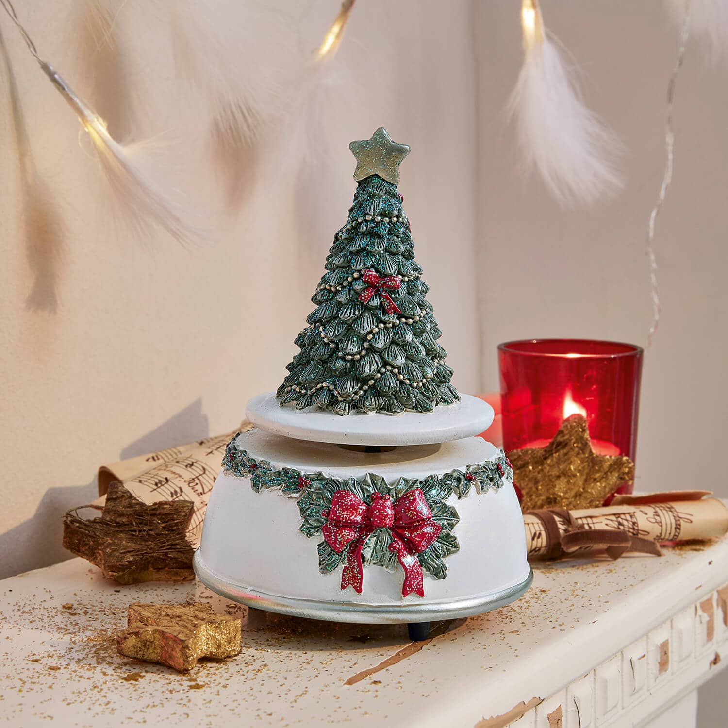 Weisse Dekorationsbasis mit grünem Weihnachtsbaum und roten Schleifen, festlicher Weihnachtsschmuck