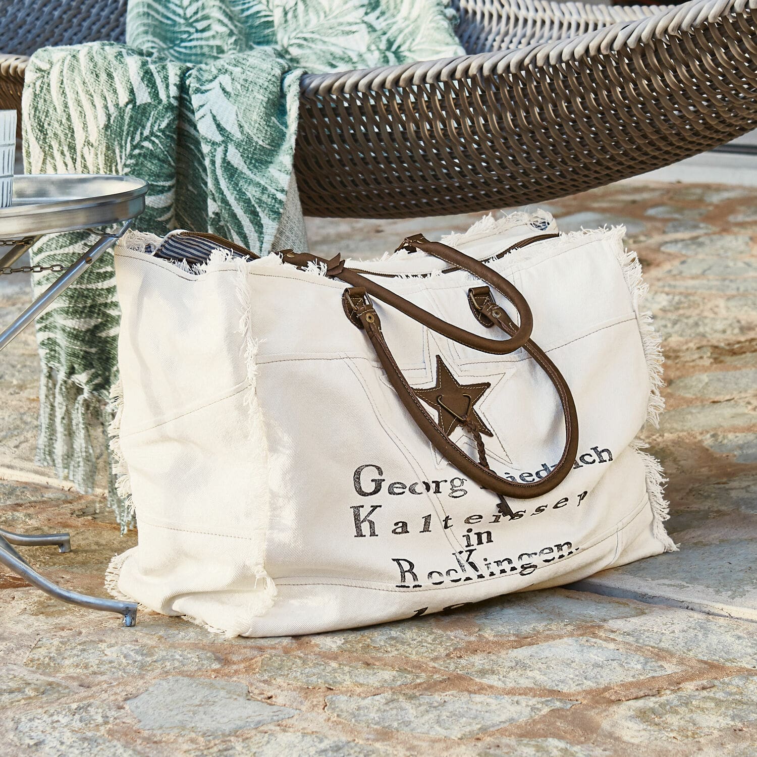 Tasche Friedrich Grosse weisse Segeltuchtasche mit braunen Griffen und Sternmotiv, ideal als Einkaufs- oder Strandtasche