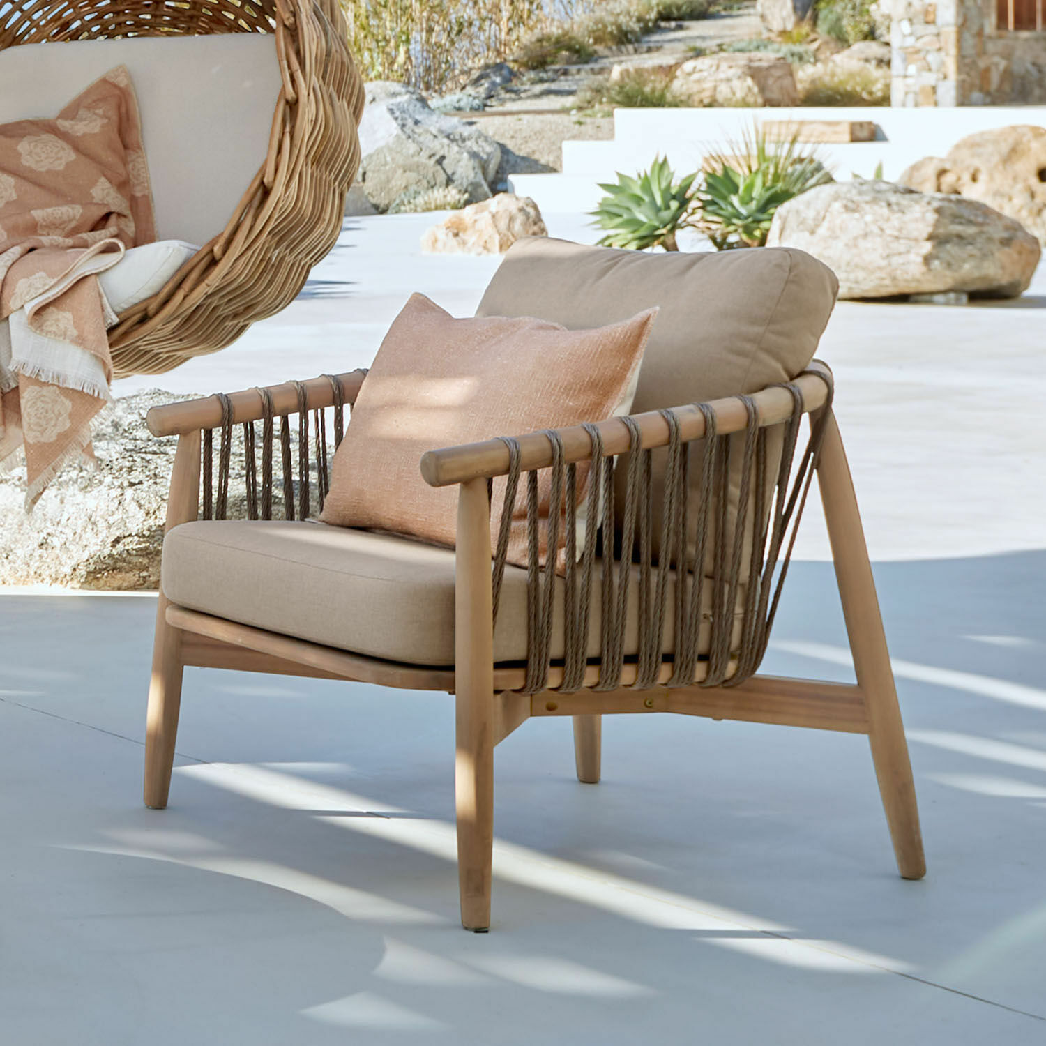 Sessel FSC®-100% Thornwick Outdoor-Sessel aus Holz und Seil in Beige mit Kissen, moderner Terrassenstuhl