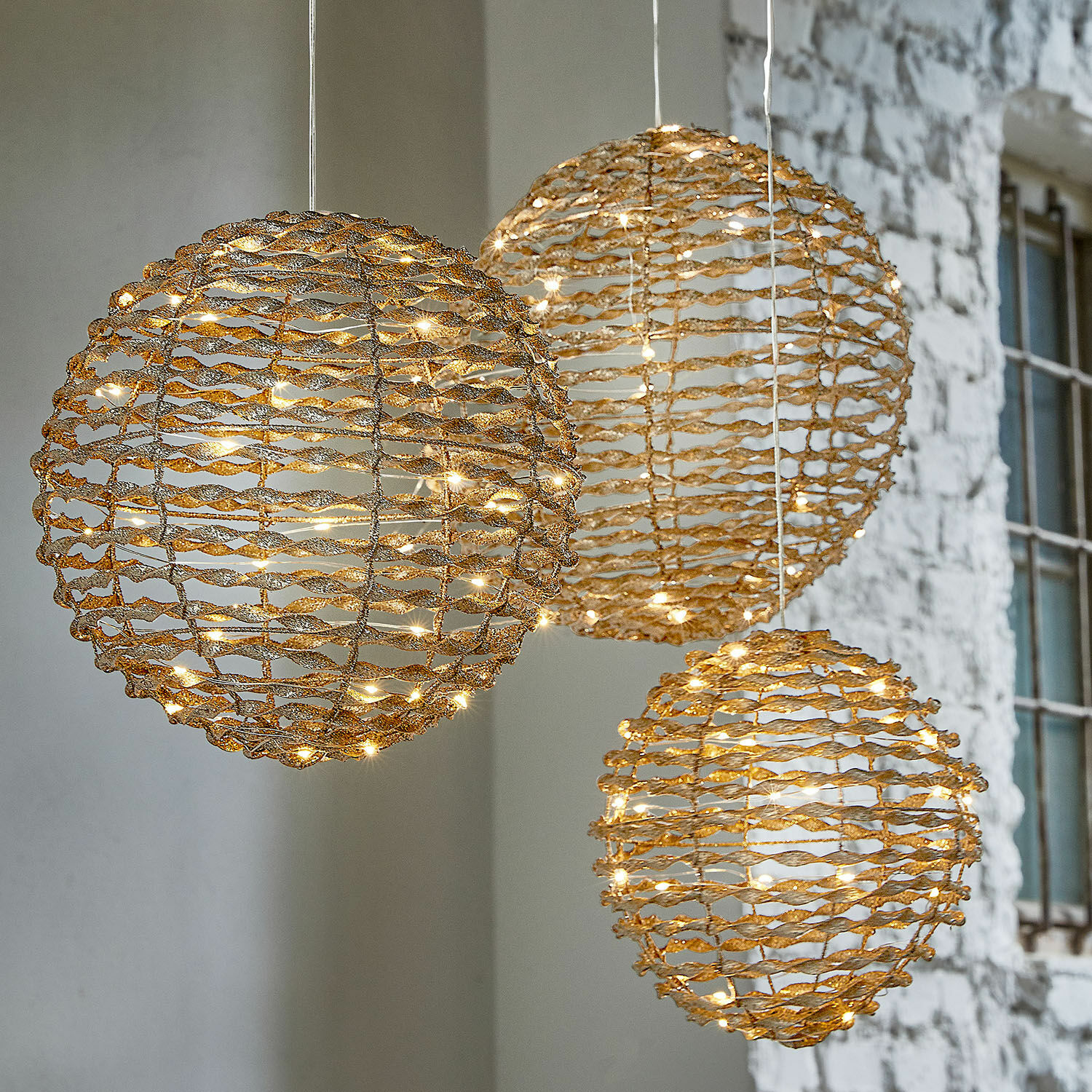 LED-Kugel 3er Set Thalindra Drei goldene Metallkugeln mit zarter LED-Beleuchtung als Wohnraumdekoration.