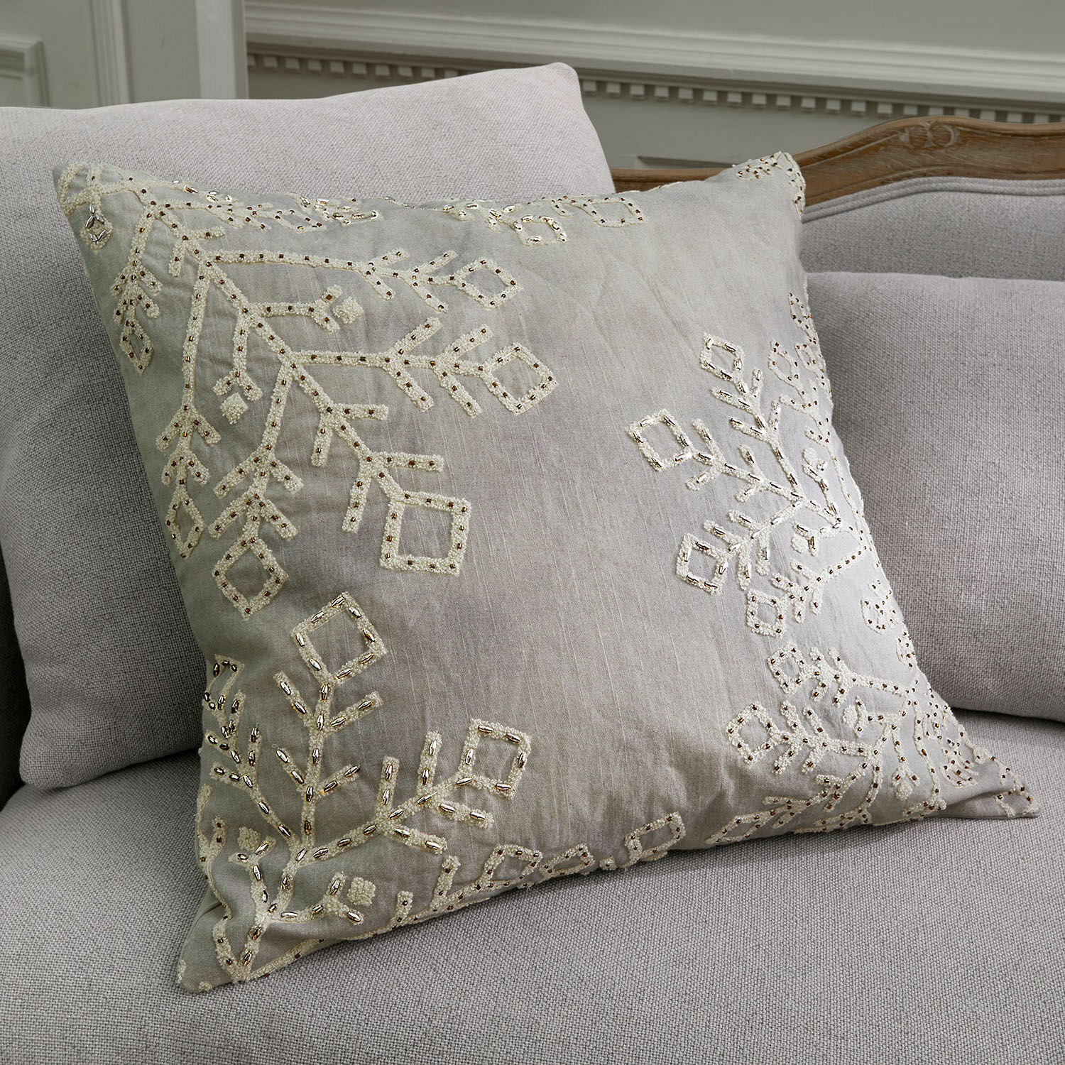 Kissenhülle Halezan Beiges Zierkissen mit Stickerei und Pailletten auf hellgrauem Sofa, Wohntextilien