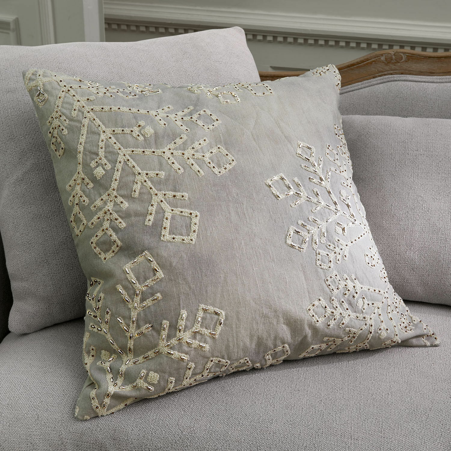 Kissenhülle Halezan Beiges Zierkissen mit Stickerei und Pailletten auf hellgrauem Sofa, Wohntextilien