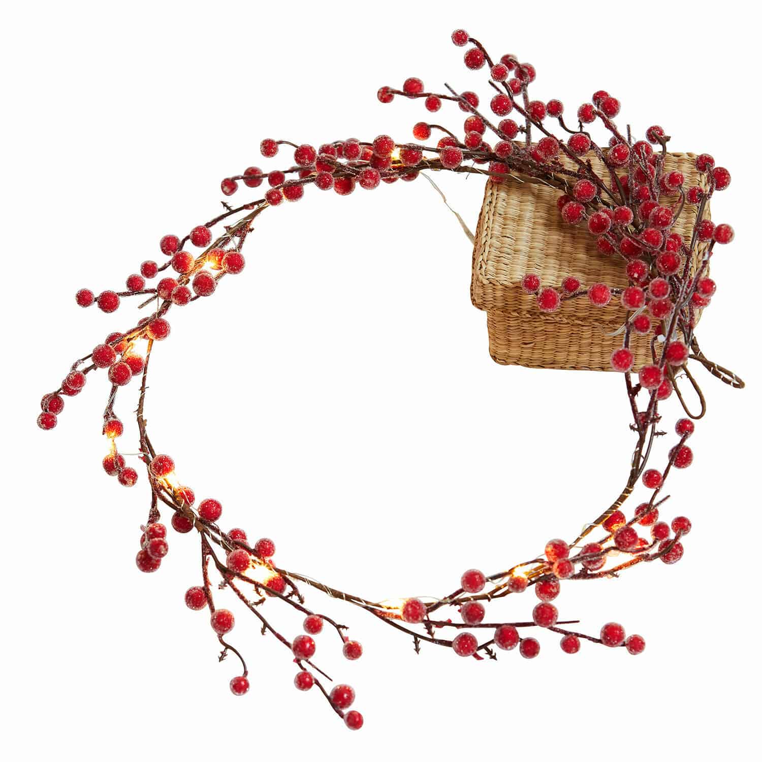 LED-Girlande Rimont Dekorativer Kranz mit roten Beeren und warmen LED-Lichtern vor natürlichem Hintergrund