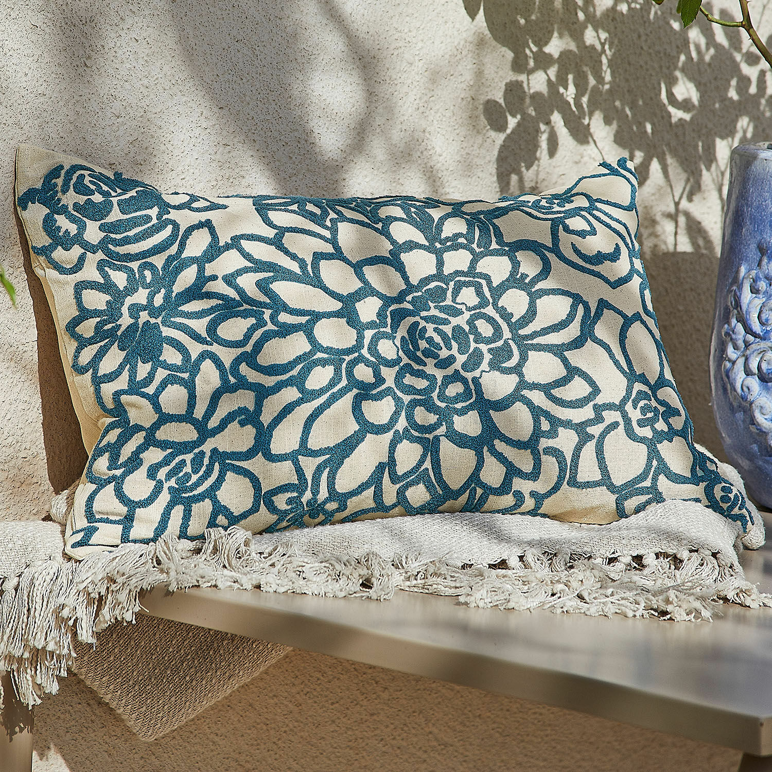 Kissenhülle Jacje Dekoratives Baumwollkissen in Creme mit blauem Blumenmuster und Fransen für den Wohnraum