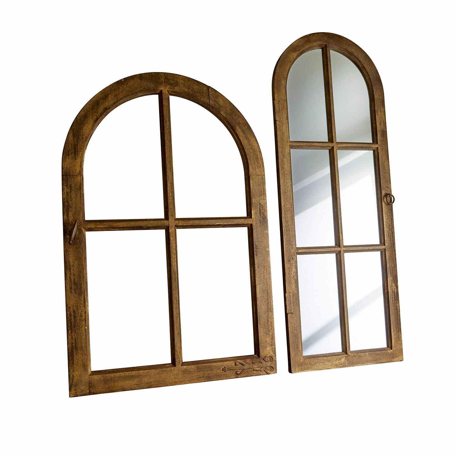 Spiegel und Deko-Fenster Crowley Zwei braune Holzspiegel mit bogenförmigen Fensterrahmen als Wanddekoration im Vintage-Stil