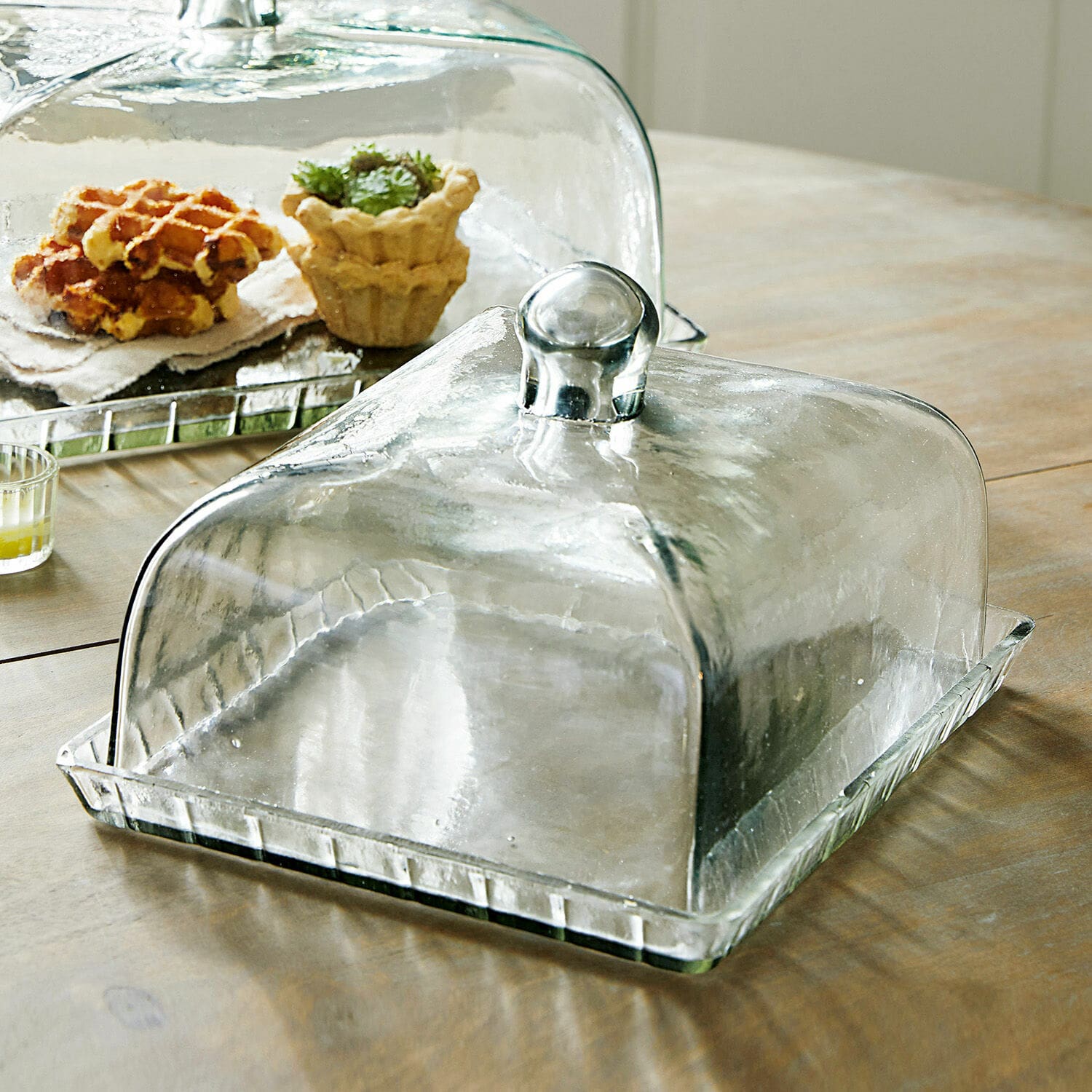 Transparente Glasglocke mit quadratischem Tablett zum Servieren von Kuchen und Snacks