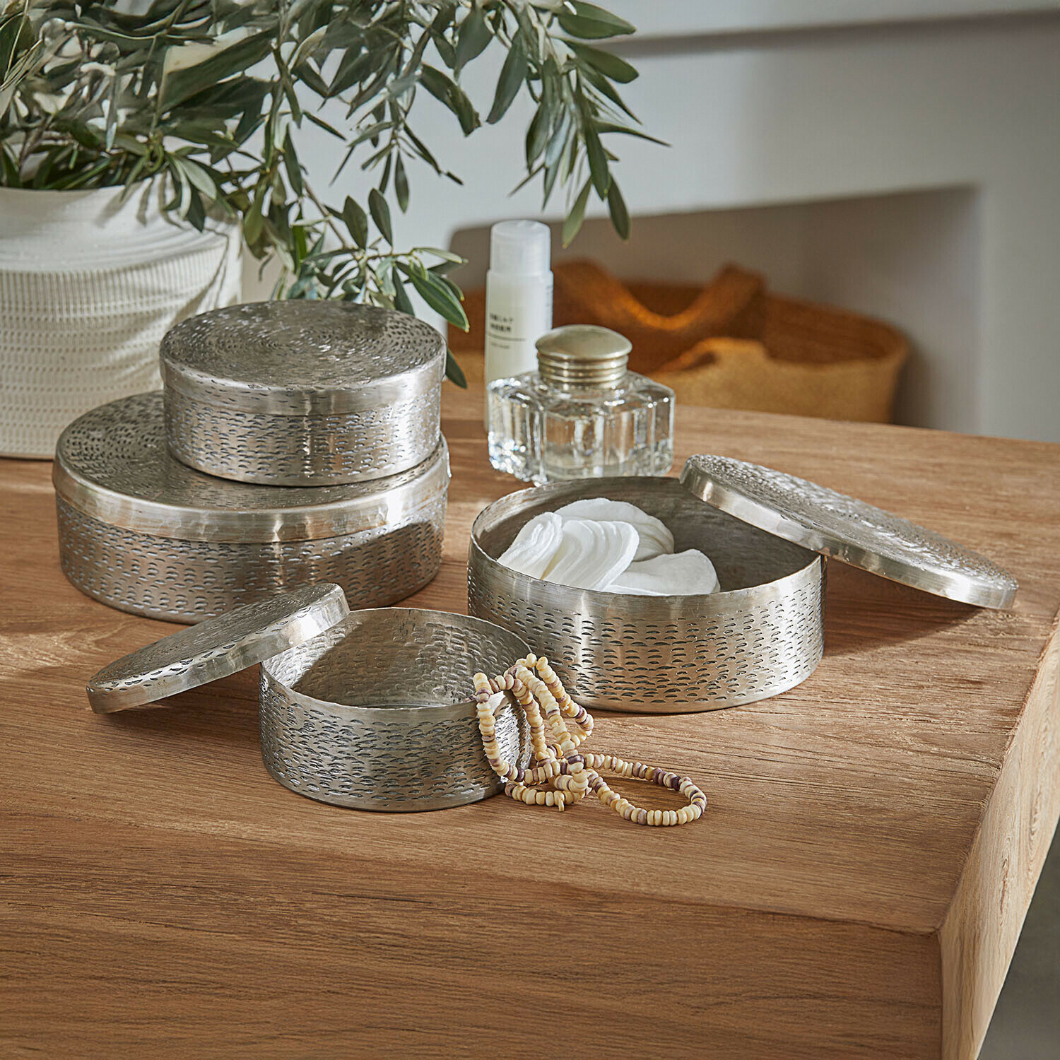 Dose 4er Set Silvaras Set mit drei runden Metallbehältern in Silber zum Aufbewahren von Kosmetik und Schmuck auf Holztisch