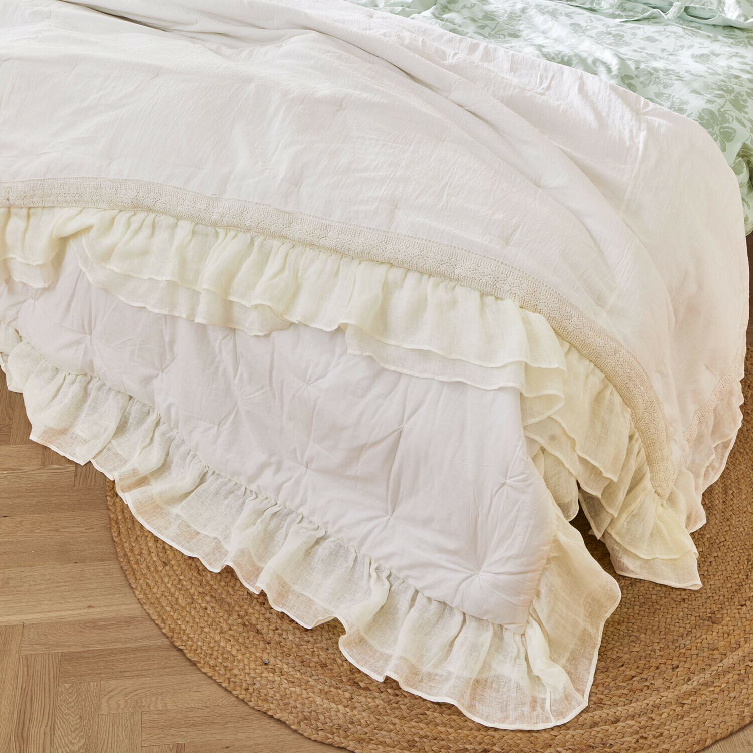 Quilt Jolévianne Weisse Tagesdecke mit Rüschen und Spitzenbesatz auf einem Juteteppich