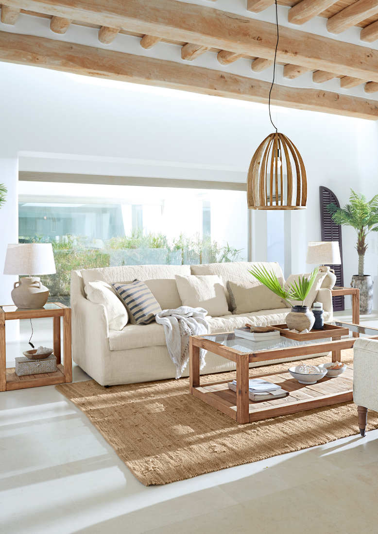 Helles Wohnzimmer mit beigem Sofa, Holztisch und natürlichem Juteteppich, gemütliche Atmosphäre