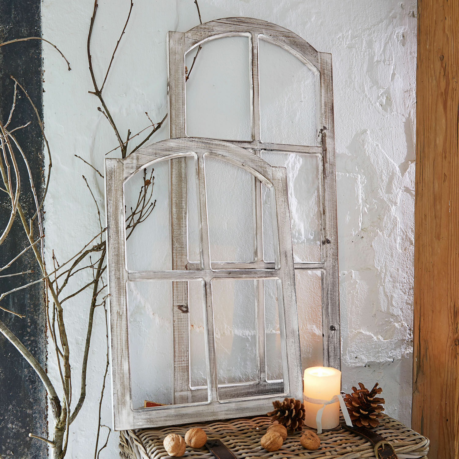 Deko-Fenster 2er Set Parakou Dekorative weiße Vintage-Holzfenster auf Korb mit Nüssen und brennender Kerze arrangiert