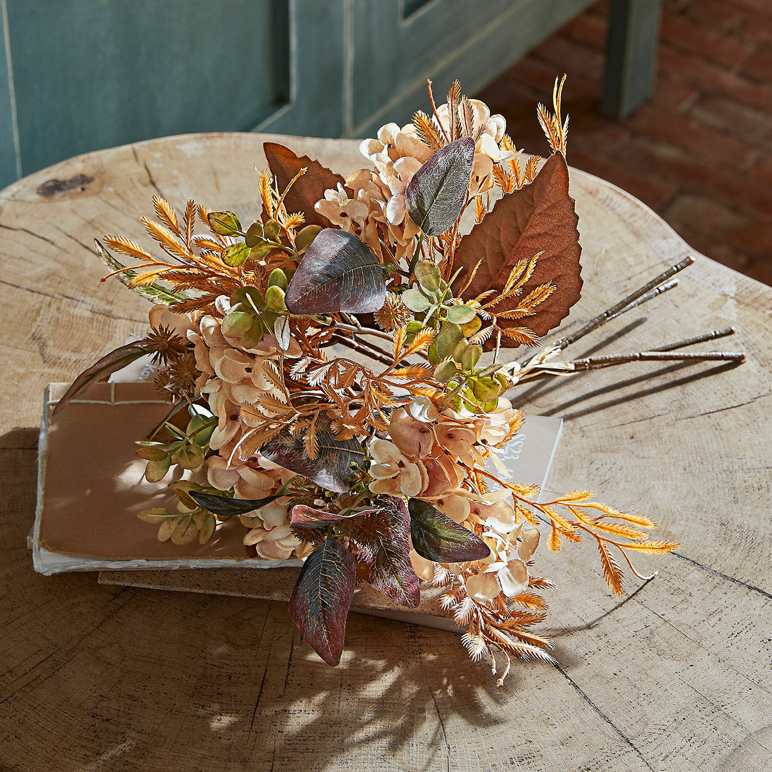Deko-Blumenstrauss Grazietta Künstlicher Blumenstrauss in Beige- und Brauntönen auf Holztisch als Wohnaccessoire