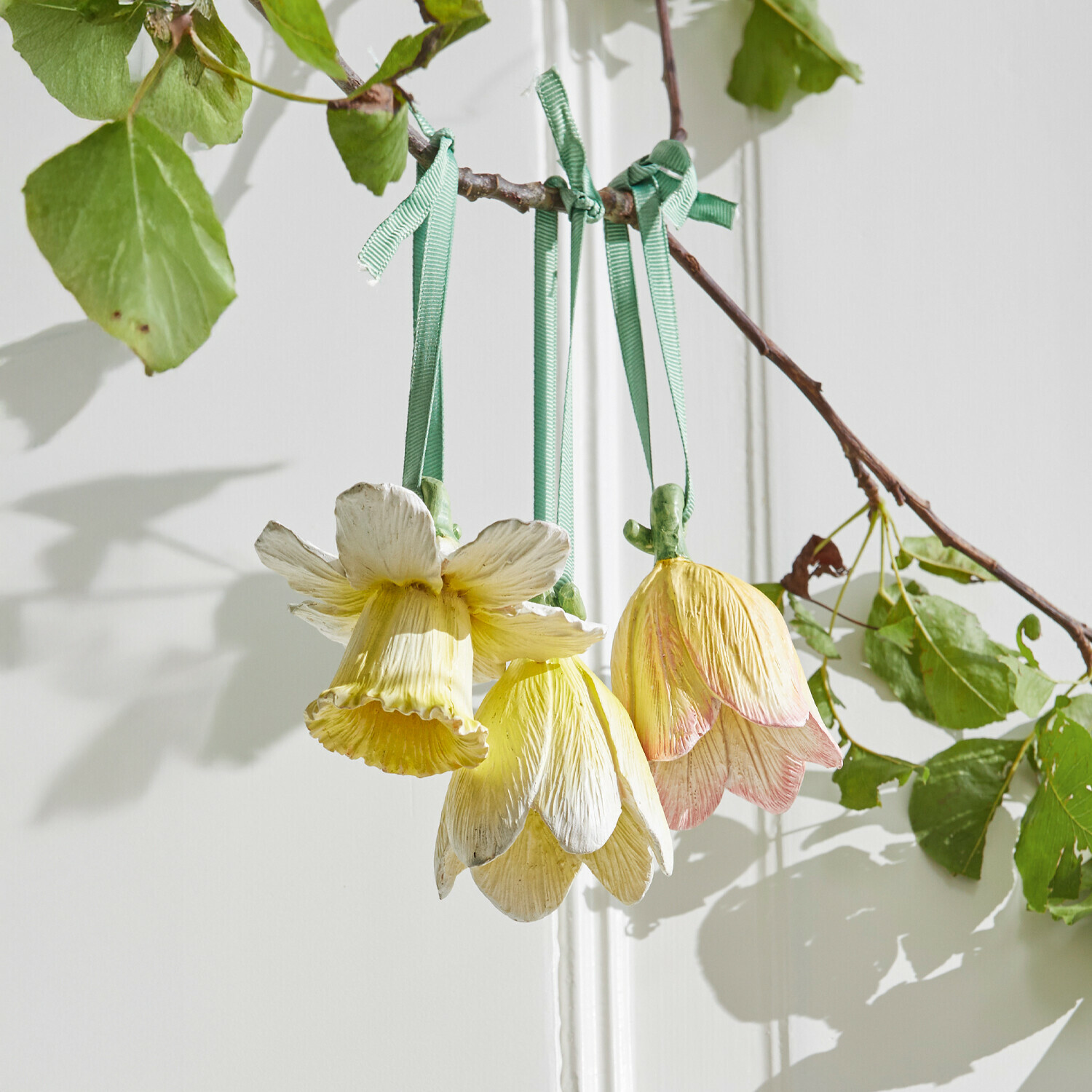 Anhänger 6er Set Duerre Dekorative gelbe Blumenanhänger aus Material mit grünen Bändern zum Aufhängen im Wohnbereich