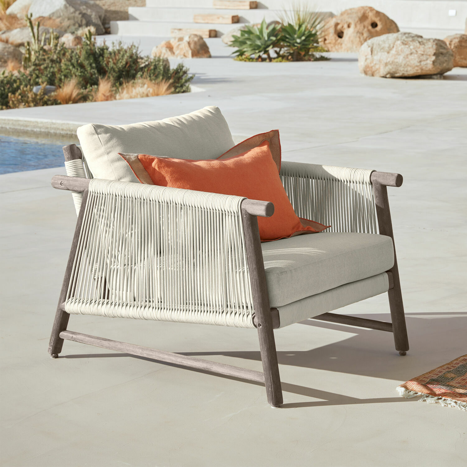 Sessel FSC®-100% Clarmontaine Outdoor-Sessel aus Holz und beigem Seil mit orangefarbenem Kissen, Terrassenmöbel