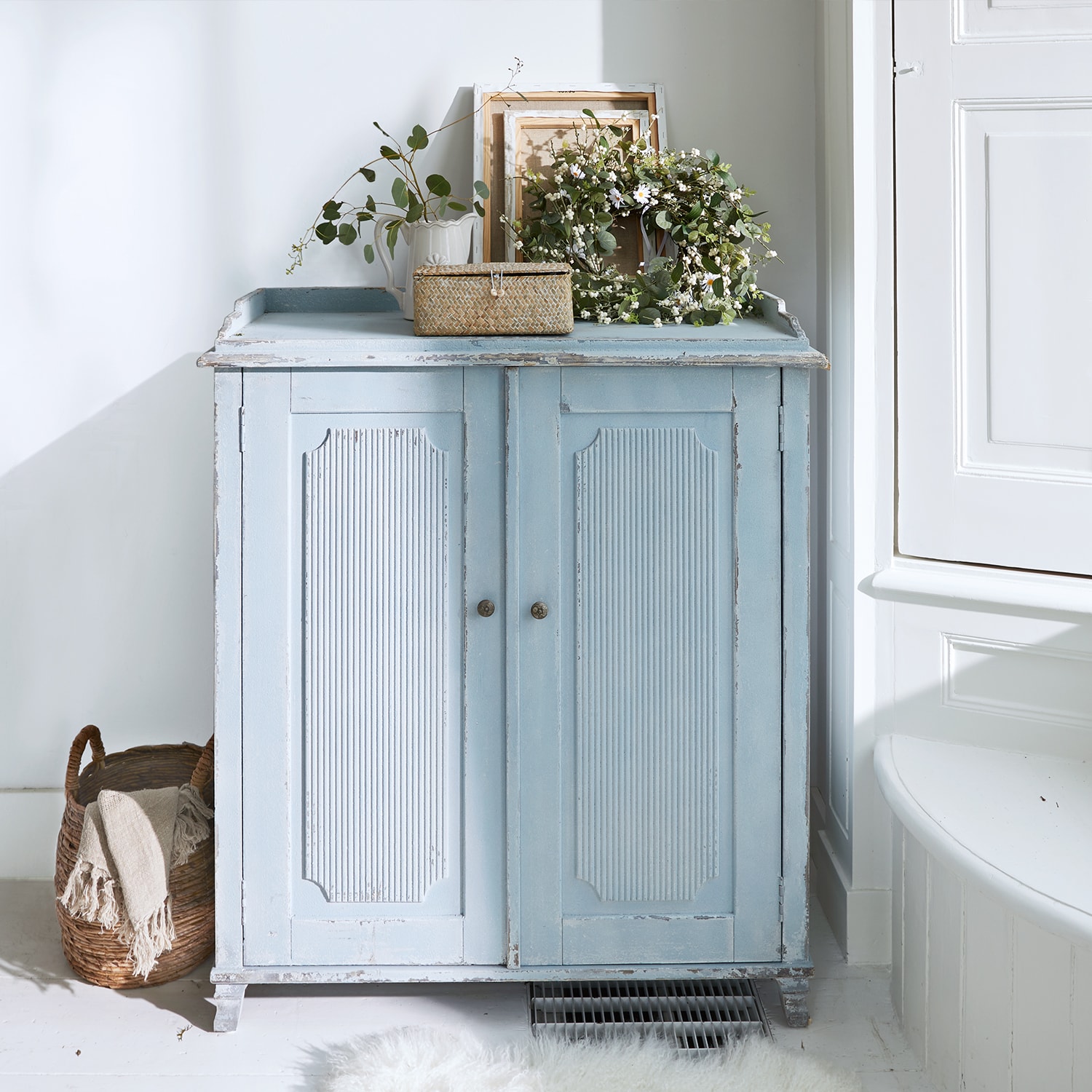 Blauer Holzschrank mit Shabby-Chic-Finish und dekorativen Paneelen, Vintage-Möbelstück