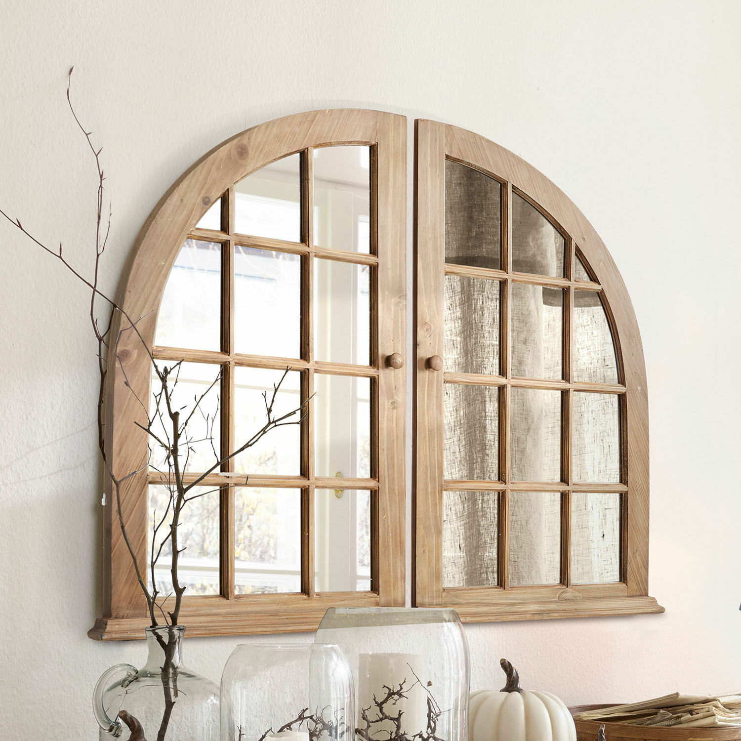 Spiegel Yelvino Holz-Wandspiegel in Bogenform mit Doppeltüren und dekorativen Fensterscheiben