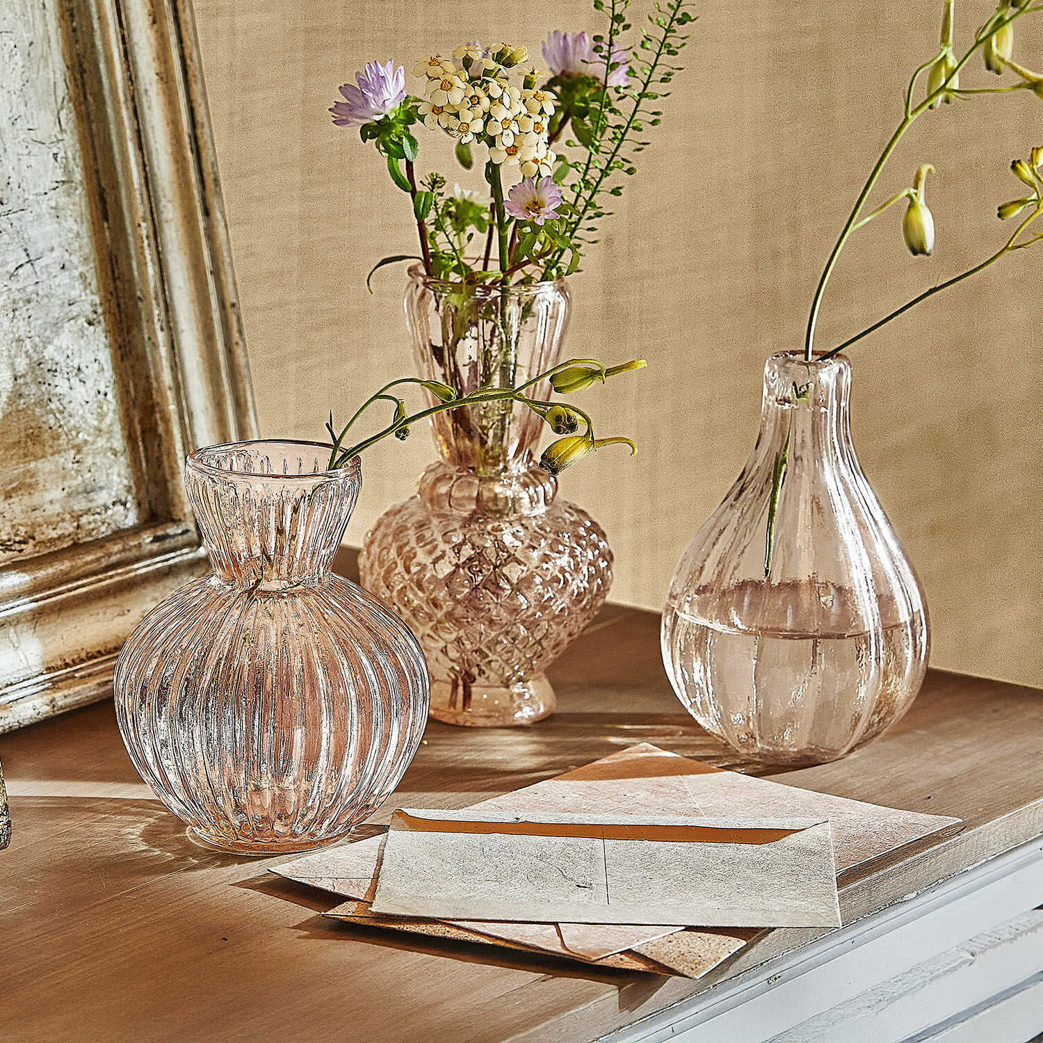 Vase 3er Set Faunelle Drei transparente Glasvasen mit Blumen auf einem Holztisch im Vintage-Stil
