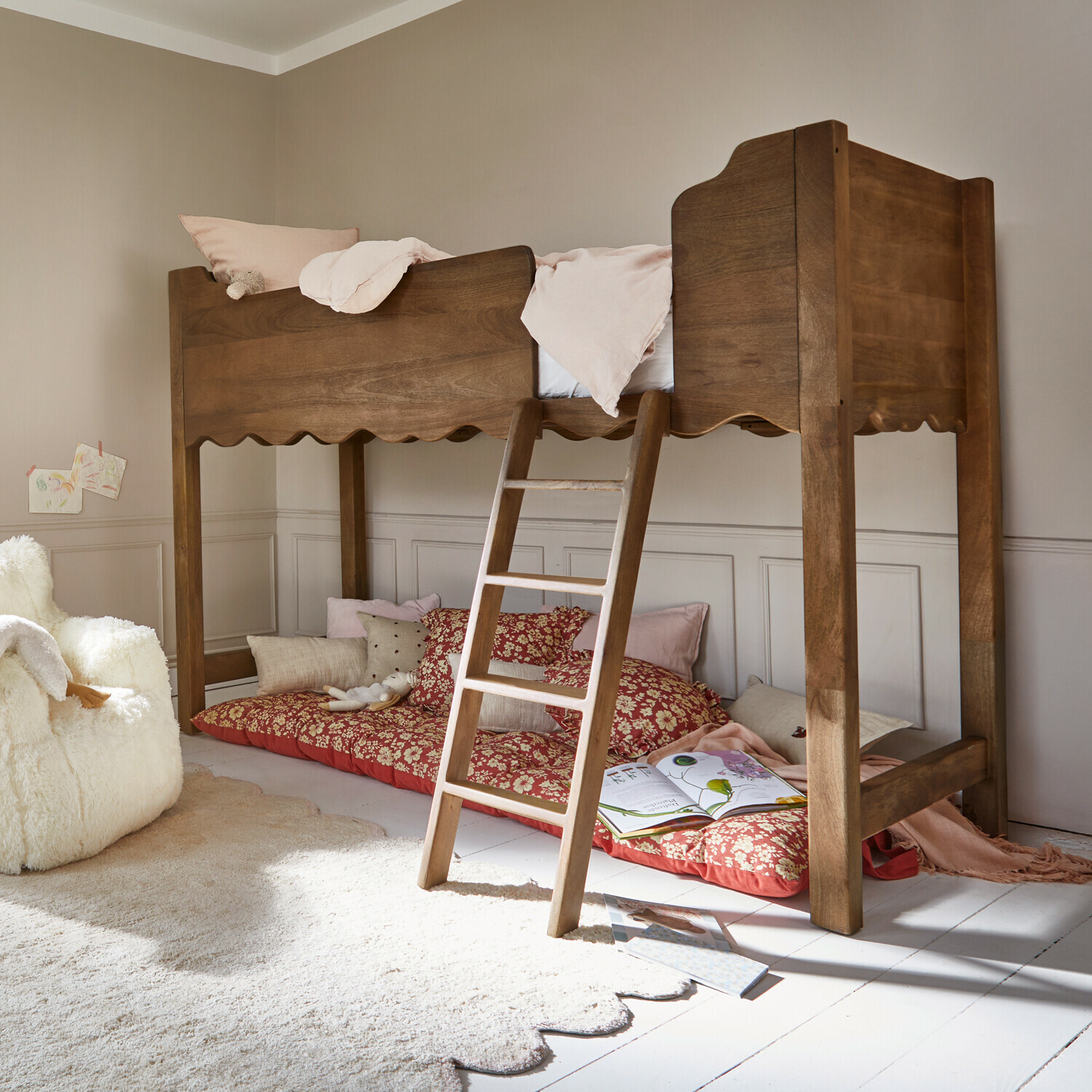 Hochbett Jomilas Braunes Holz-Hochbett mit Leiter und weichen Kissen unten, gemütliches Kinderzimmer mit Teppich