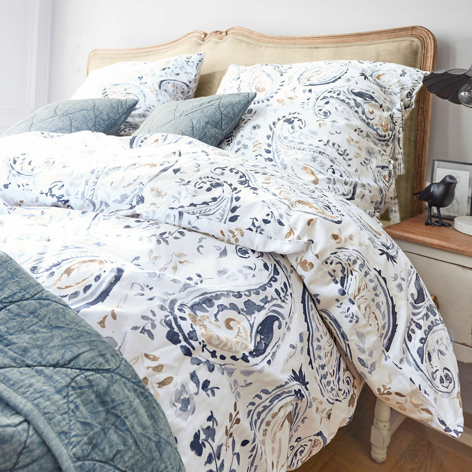 Bettwäsche Le Perron Bettwäsche aus Baumwolle in Weiss mit blauem Paisley-Muster, blaue Kissen und Steppdecke
