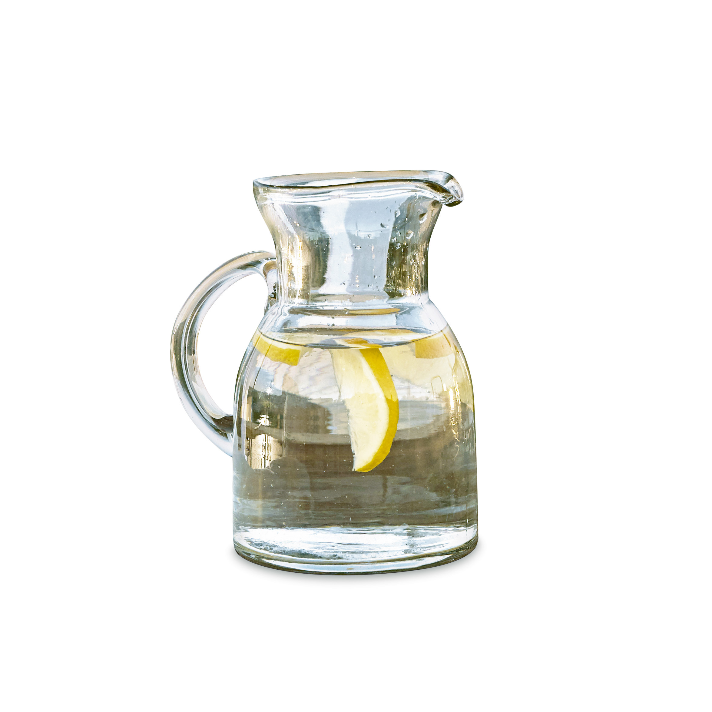 Glaskrug mit Henkel, gefüllt mit Wasser und Zitronenscheiben zum Servieren von Getränken.