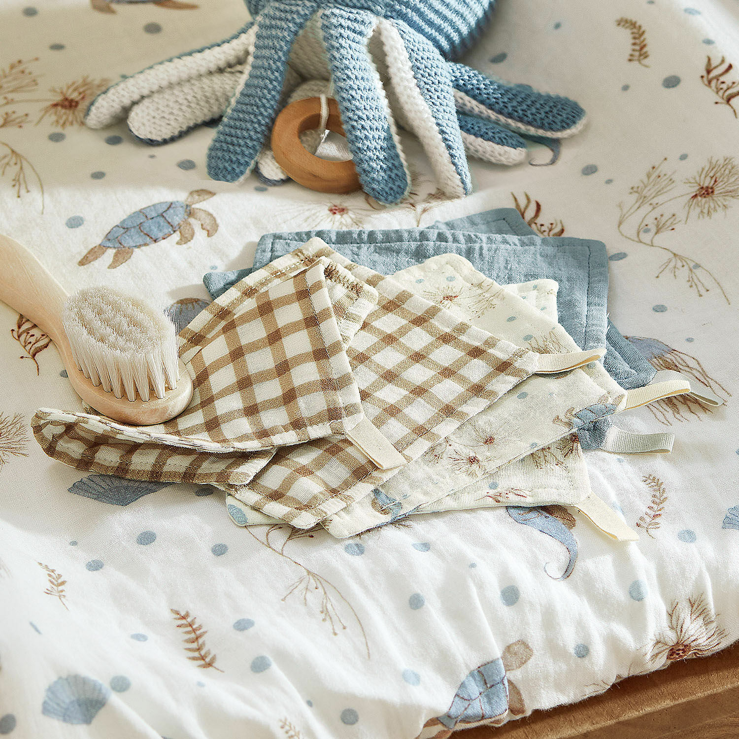 Waschlappen 6er Set Tinkertop Set aus Baumwollwindeln mit Karomuster und Meeresmotiven auf Babybett mit weicher Bürste