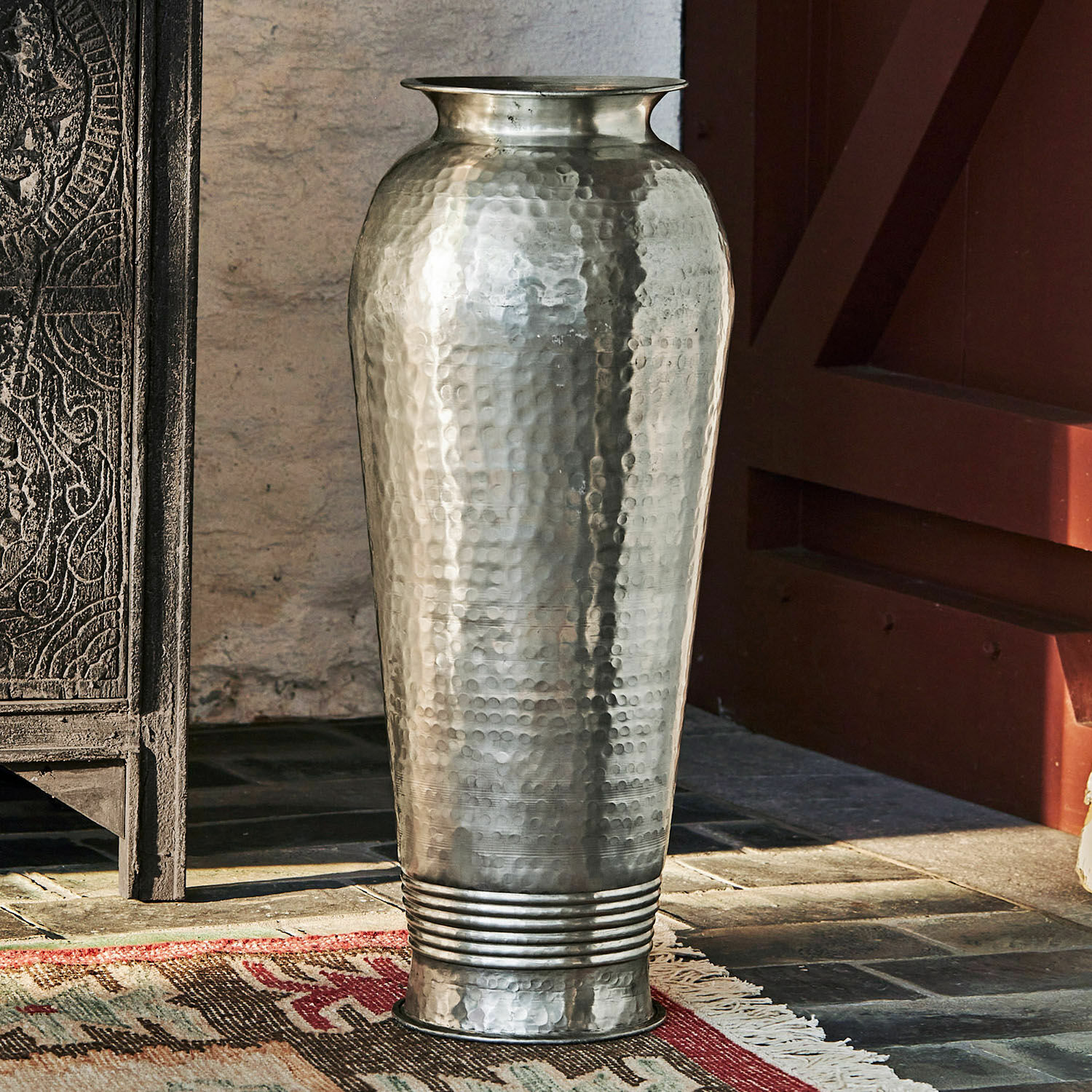 Schirmständer Saba Hohe, gehämmerte Metallvase in Silber zur Wohnraumdekoration, dekorative Metallvase