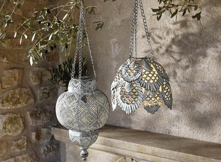 Orientalische Metalllaternen in Grau mit filigranen Mustern, hängende dekorative Beleuchtung für Innen und Aussen
