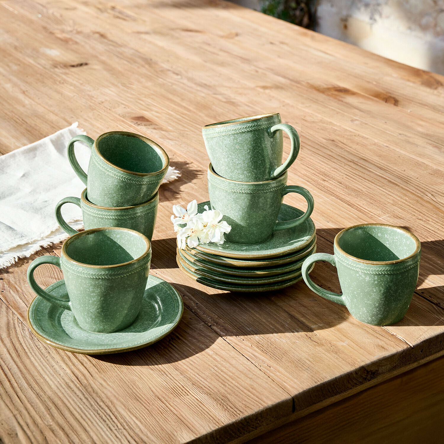 Tasse mit Untertasse 6er Set Norrvik Set grüne Keramiktassen und Unterteller auf Holztisch mit Blume, Geschirr-Set