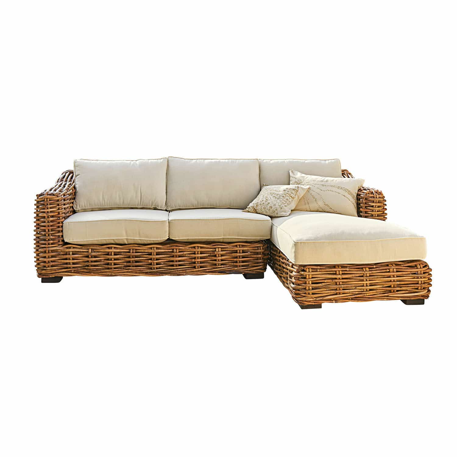 creme/braun Sofa Villedieu aus braunem Rattan mit cremefarbenen Kissen, bequemes Wohnzimmermöbel.
