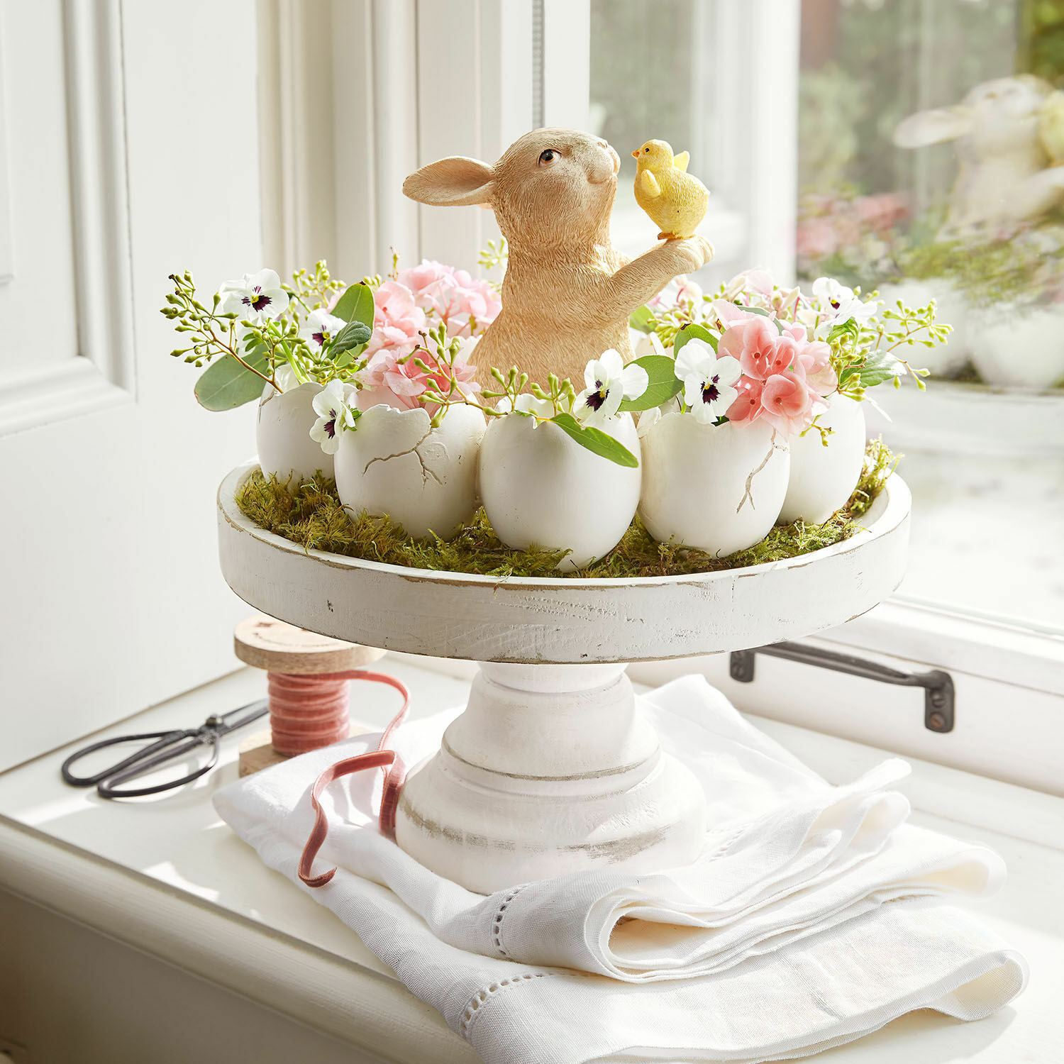Etagere Loissard Osterdekoration mit Keramikhase und Blumen in weissen Eierschalen auf einem Holzständer