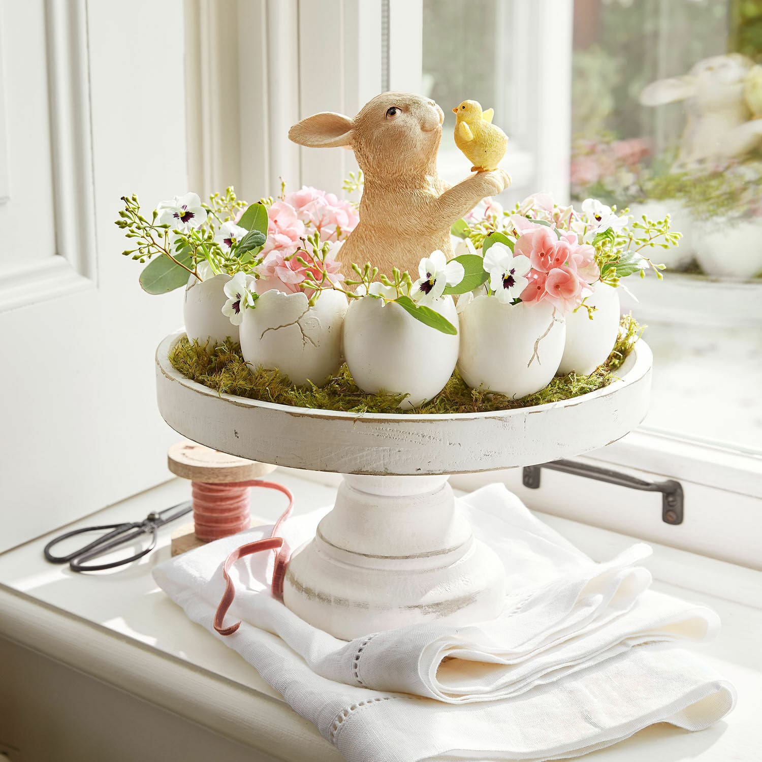 Etagere Loissard Osterdekoration mit Keramikhase und Blumen in weissen Eierschalen auf einem Holzständer
