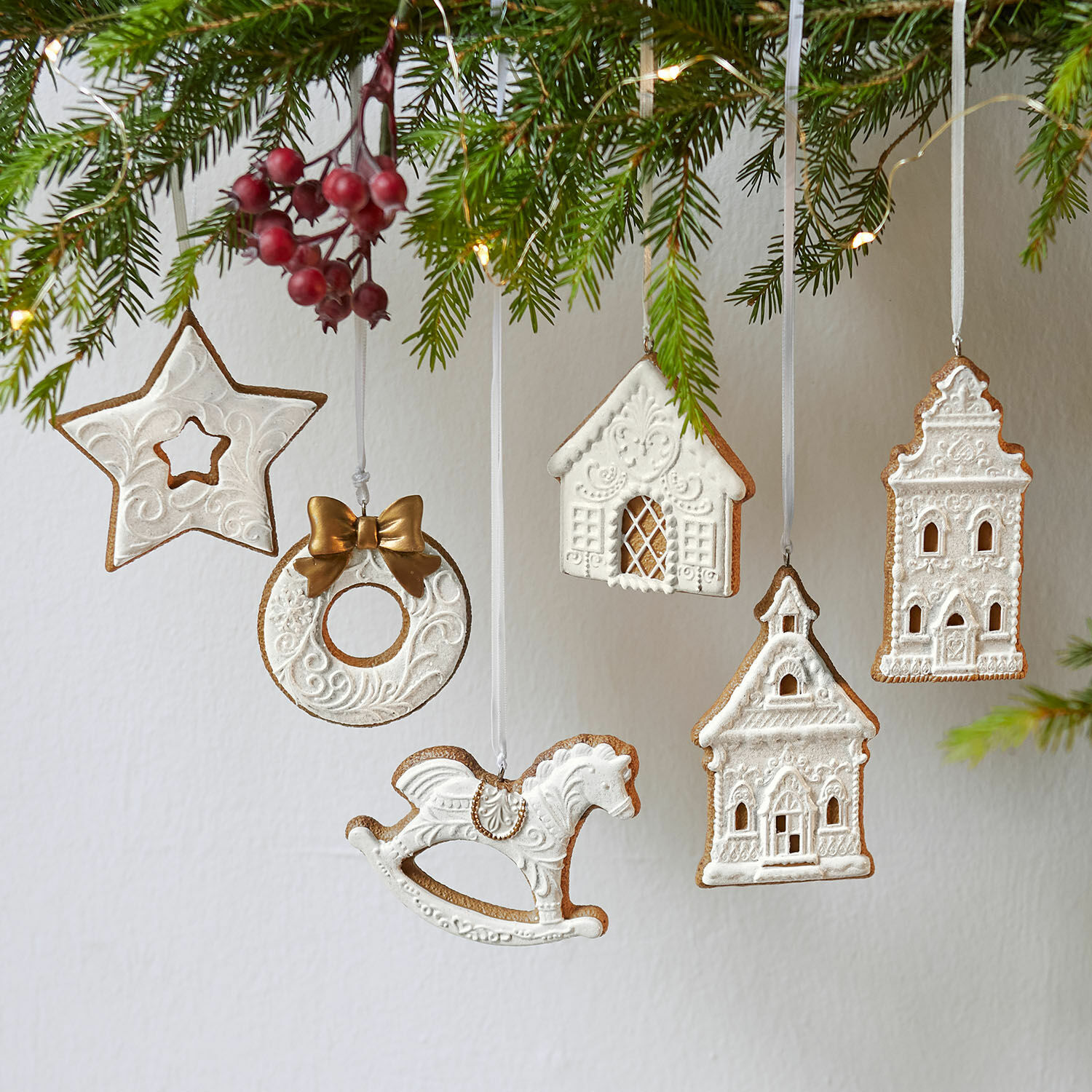 Anhänger 6er Set Roéline Set aus weissen Keramik-Weihnachtsanhängern in Stern-, Haus- und Schaukelpferdform zum Aufhängen