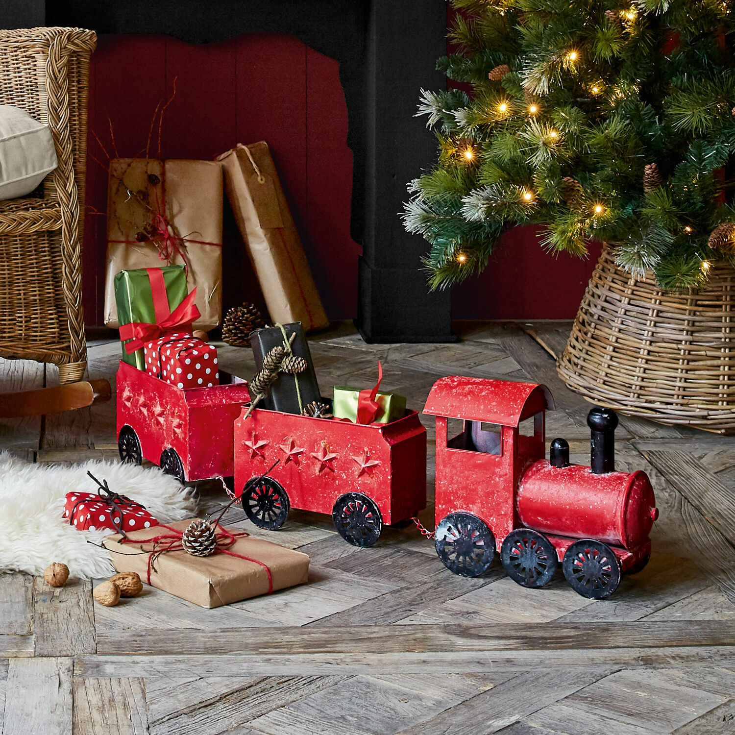Deko-Zug Ayene Roter Metall-Dekozug mit Sternen und Geschenken, festliche Weihnachtsdekoration unter dem Christbaum