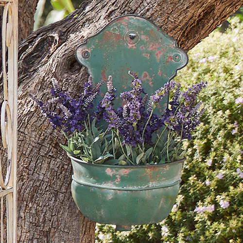 Grüner Metall-Wandblumenkasten mit Vintage-Effekt und violetten Lavendelblüten für den Garten