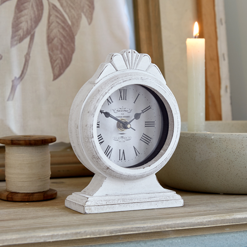 Weisse Vintage-Holz-Tischuhr mit römischen Ziffern, Wohnaccessoire und Wanduhr