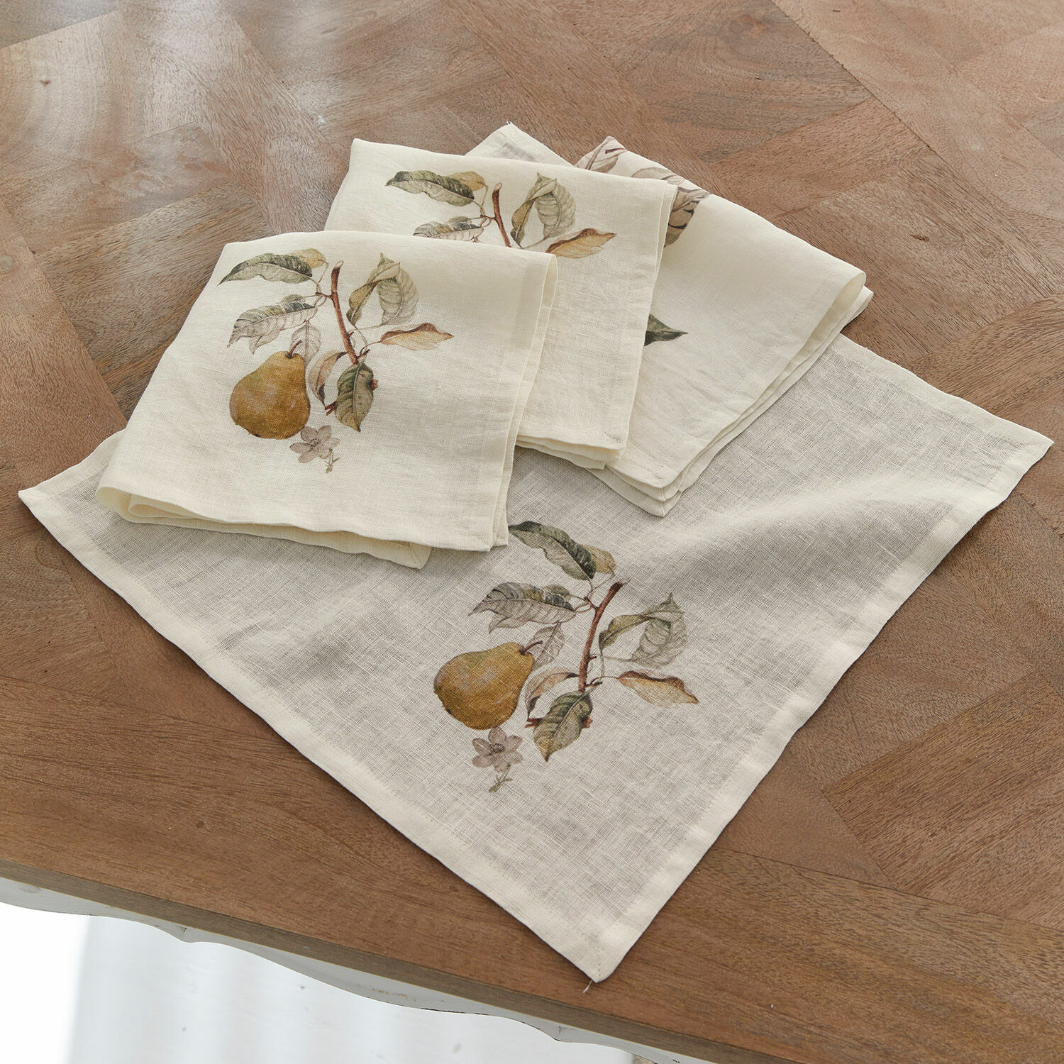 Serviette 4er Set Tupisa Leinenservietten in Creme mit Birnen- und Blattmotiv auf Holztisch, Tischdekoration