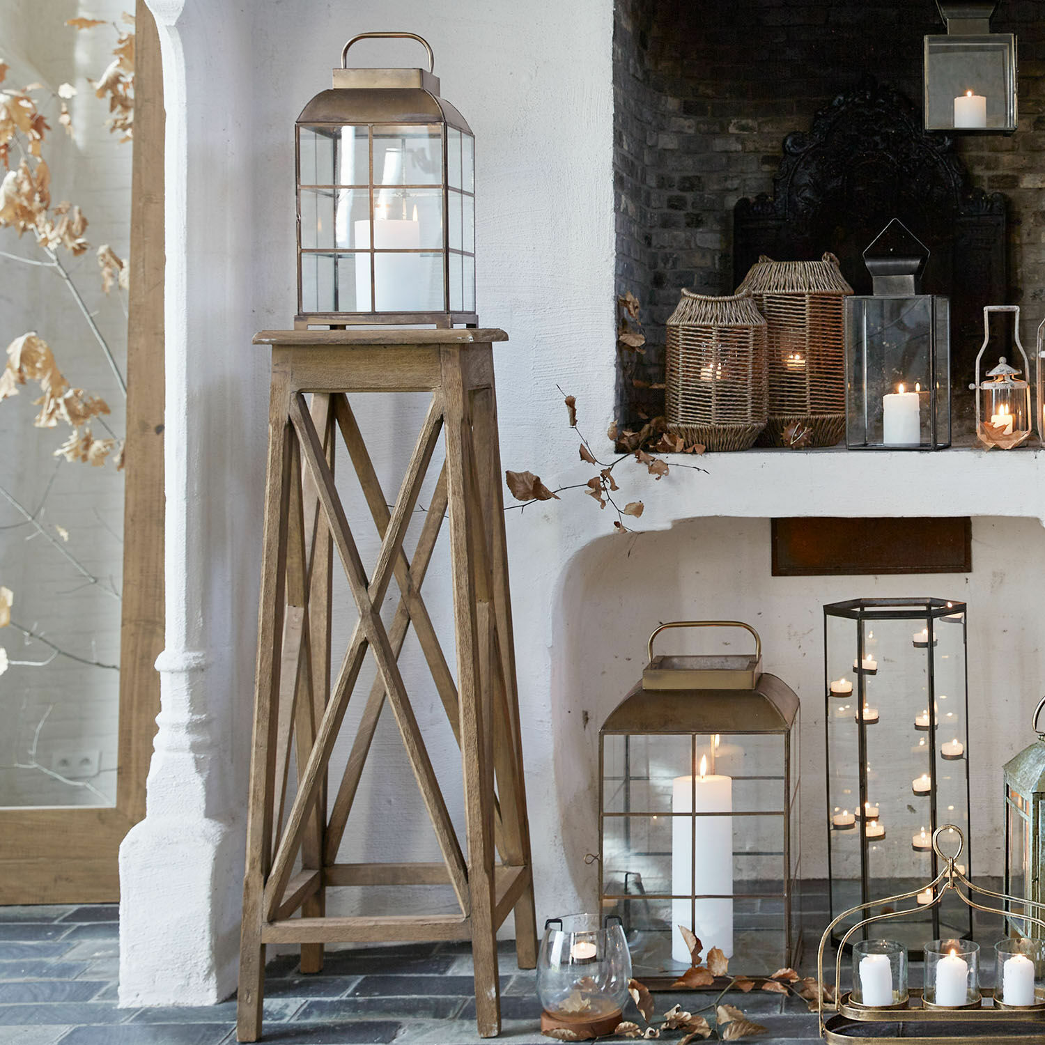 Laterne 2er Set Flavin Holzständer mit Vintage-Metalllaterne und weisser Kerze, Innenraumdekoration mit Laternen und Kerzen