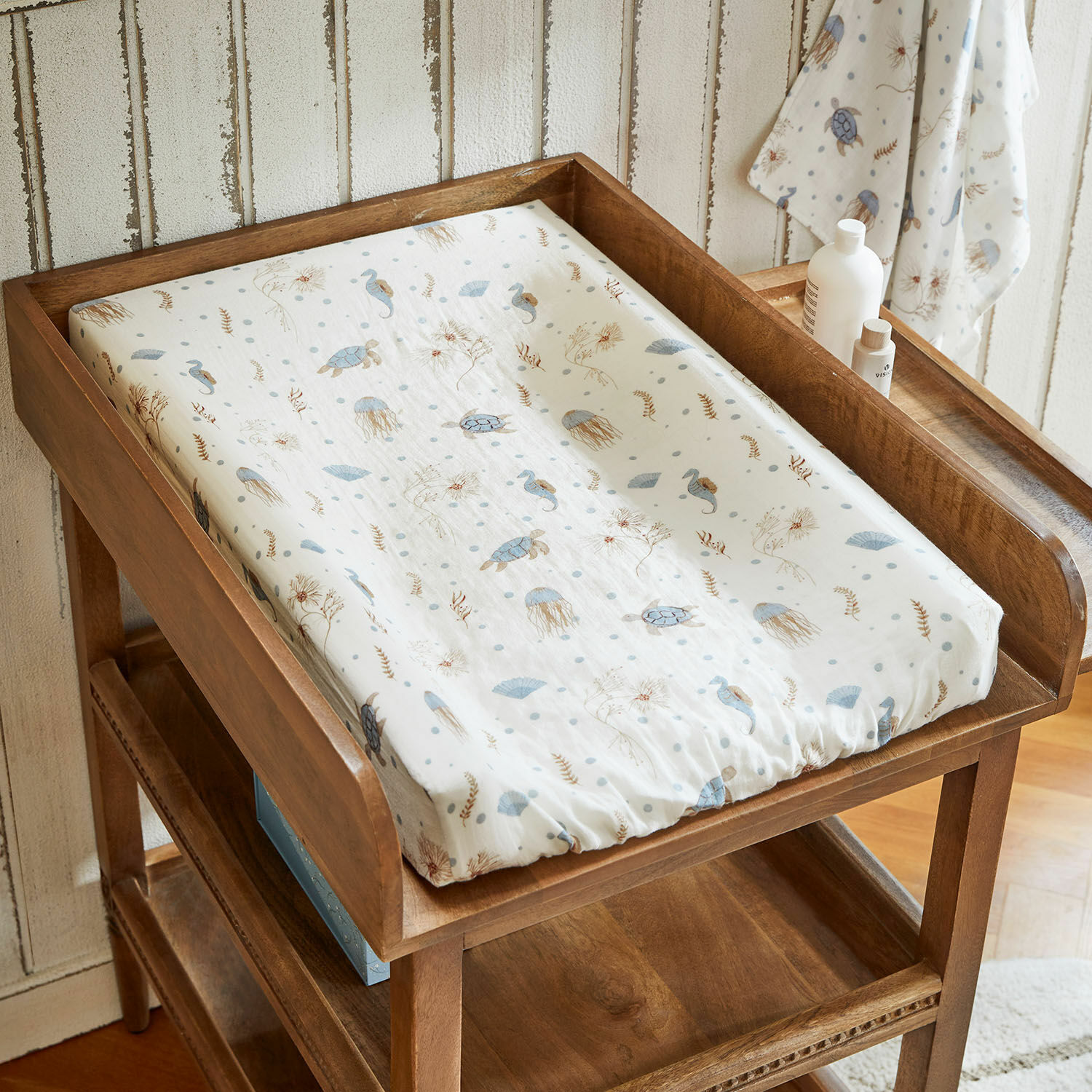 Wickelauflagenbezug Tinkertop Holzwickeltisch mit Matratze in Weiss mit blauen und beigen Meeresmotiven, praktisches Baby-Möbel