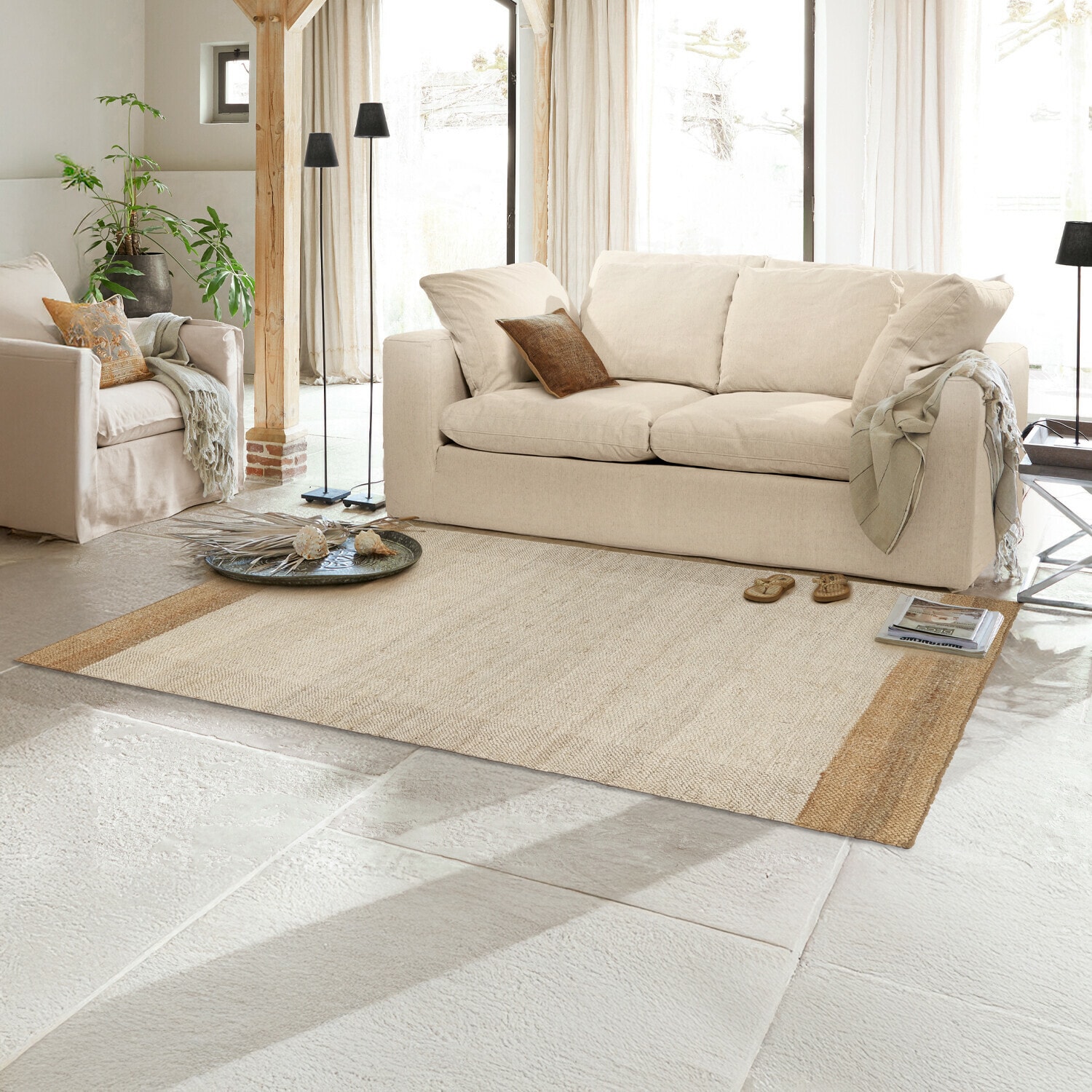 Teppich Estelune Beiger Teppich aus Naturmaterial im hellen Wohnzimmer mit Sofa und Sesseln, Wohnraumgestaltung