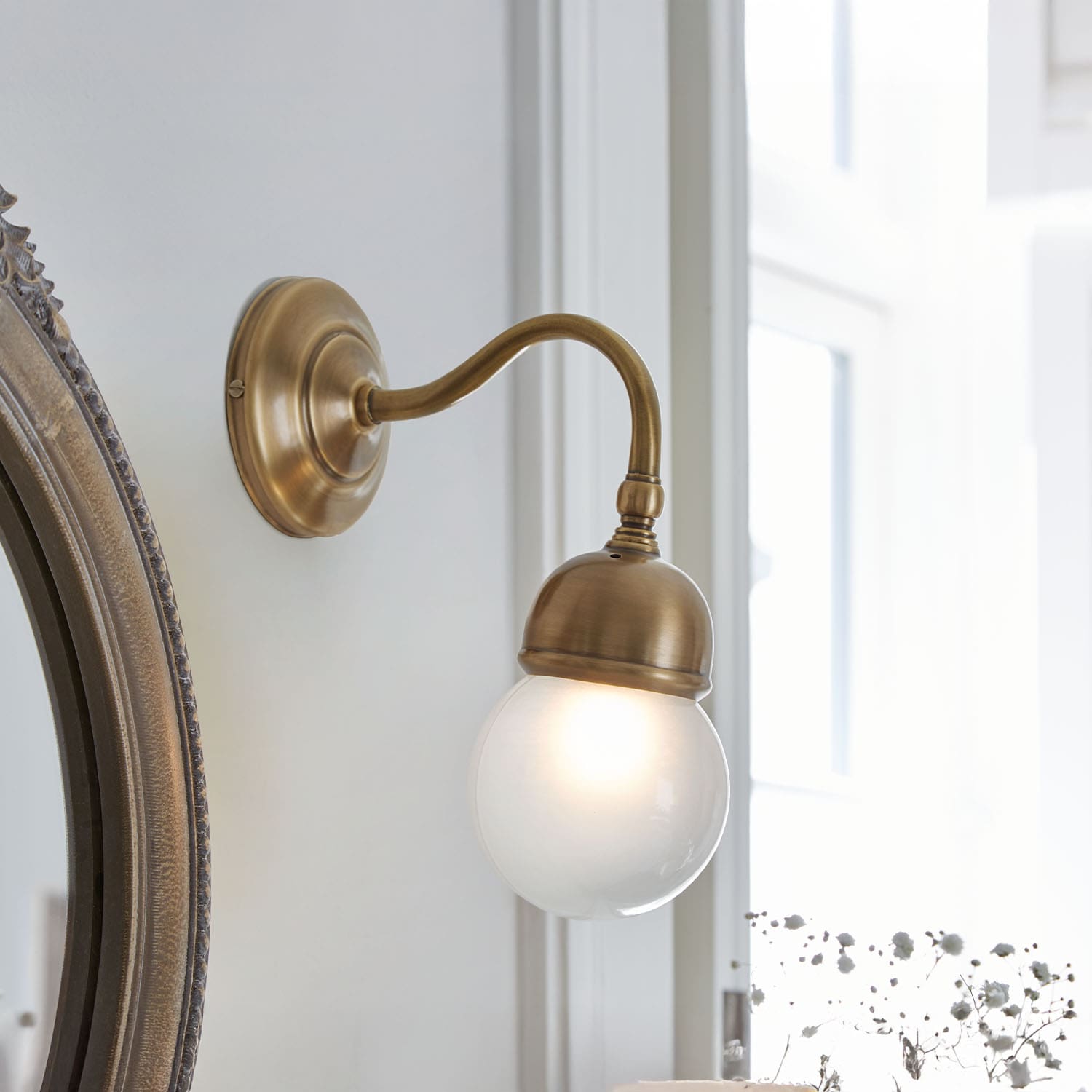 Wandleuchte aus Messing mit mattiertem Glas, klassisches Licht für Wohnzimmer oder Badezimmer